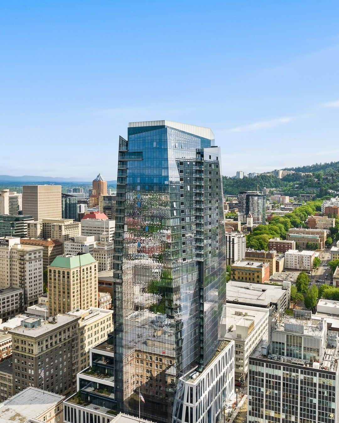 リッツ・カールトンさんのインスタグラム写真 - (リッツ・カールトンInstagram)「Introducing The Ritz-Carlton, #Portland. Our first location in the Pacific Northwest, @ritzcarltonportland makes the region an inseparable part of its experience, with design influenced by Oregon forests, soaring views of Mt. Hood and the Cascades, and a culinary program drawing on the best of local talent, ingredients, and inspiration.」11月1日 2時30分 - ritzcarlton