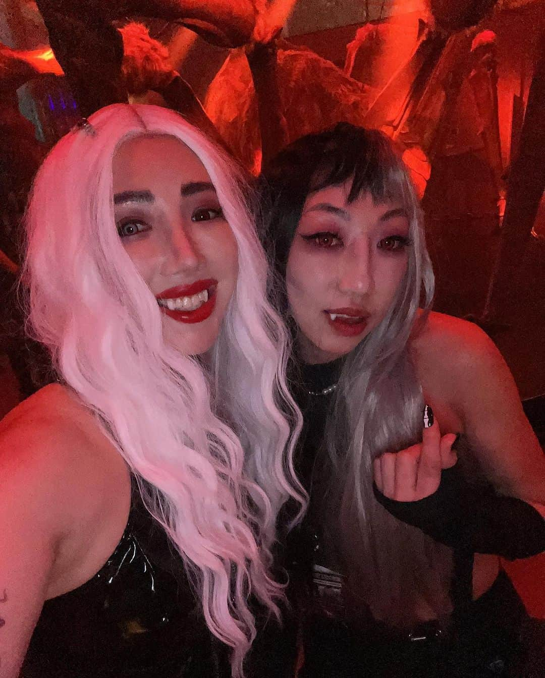 TOKiMONSTAさんのインスタグラム写真 - (TOKiMONSTAInstagram)「My blood rave crew rolls deep. HAPPY HALLOWEEN! (Dogs can’t be vampires bc they’re too precious right?)」11月1日 2時30分 - tokimonsta