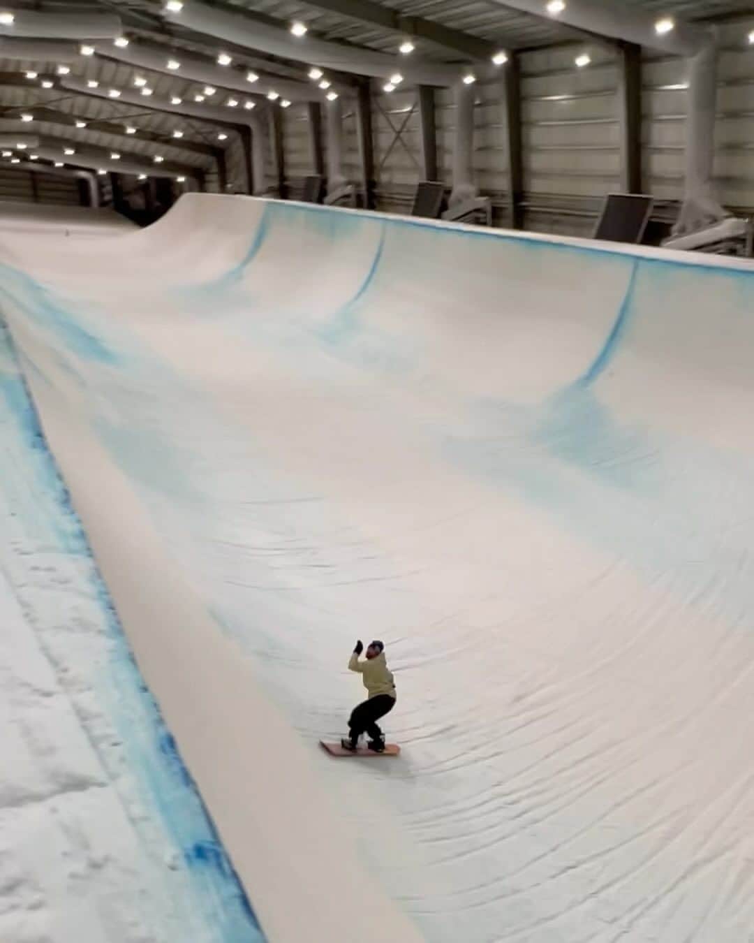 アナログクロージングのインスタグラム：「⚠️ Danny in the ditch ⚠️  Swipe for a few indoor air clips from @travelindan.   #Burton  #Snowboarding」