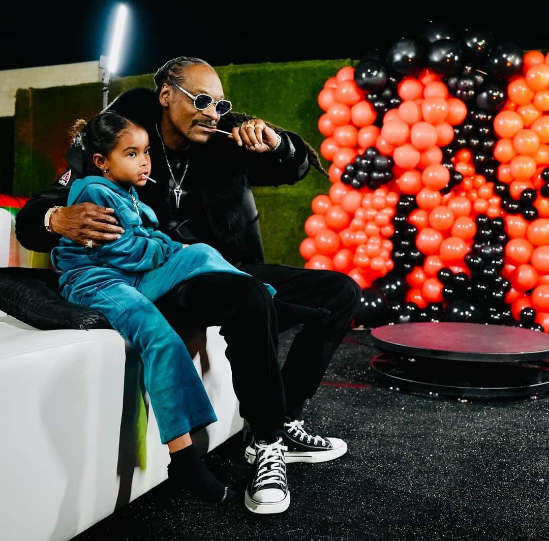 スヌープ・ドッグのインスタグラム：「I’m a sucker for my grand baby lollipop 🍭 love 💕 😘🙏🏾」