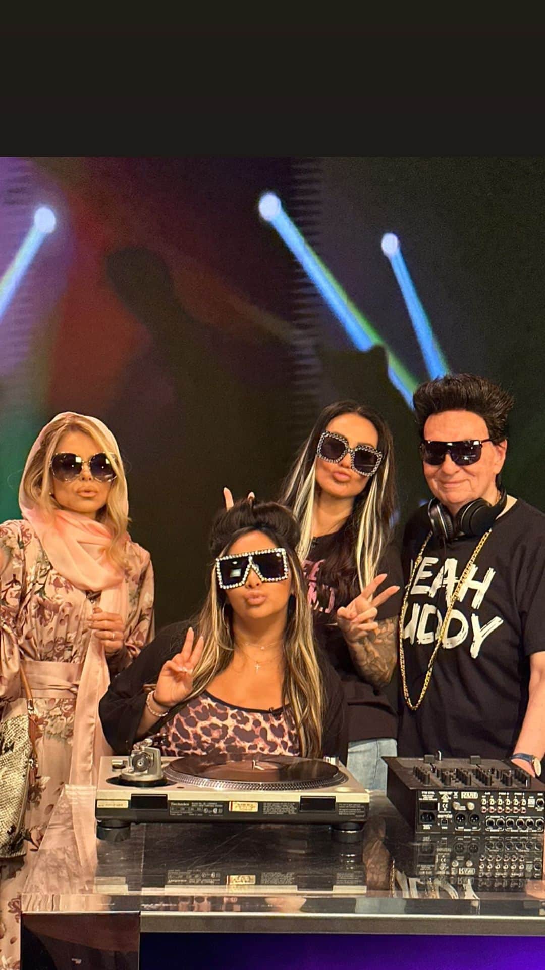 ジェイワウのインスタグラム：「#LiveHalloween Special thanks to @snooki and @jwoww!」