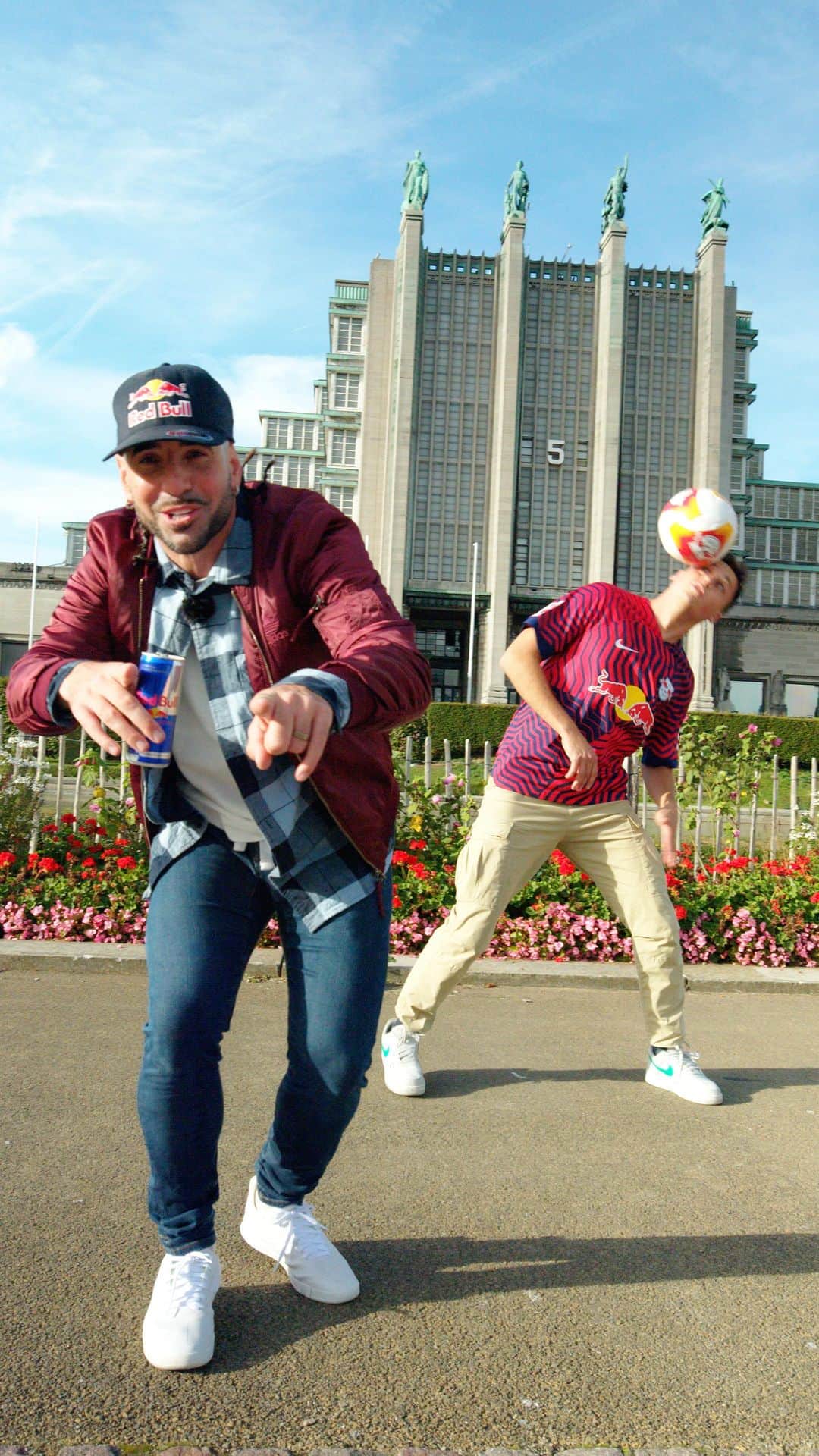 ショーン・ガルニエのインスタグラム：「Two players, one move. Bringing freestyle football to Brussels. 🇧🇪   If you wanna see more, join us on December 7 in Docks Dome for the #RedBullStreetStyle Global Championship. ⚽ Hit the link in bio to get your tickets!   #givesyouwiiings #freestyle #freestylefootball」