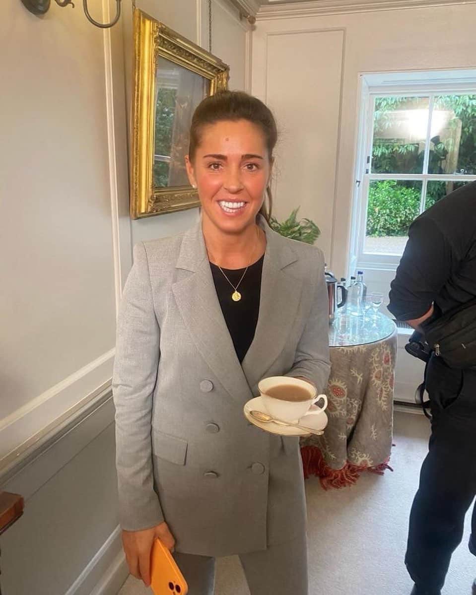 ファラ・ウィリアムズのインスタグラム：「Had a really exciting meeting today as part of my role as a @Homewardsuk Advocate.   Looking forward to working with the team to make some real impact and prevent young people from becoming homeless in Homewards’ six locations. More to come…!」