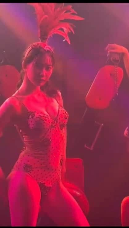 美谷朱里のインスタグラム：「威風堂々❤️ （バーレスクさんから頂いた撮影禁止演目の動画）  一部来れなかった方へ  #美谷朱里 #美谷朱里バーレスク」