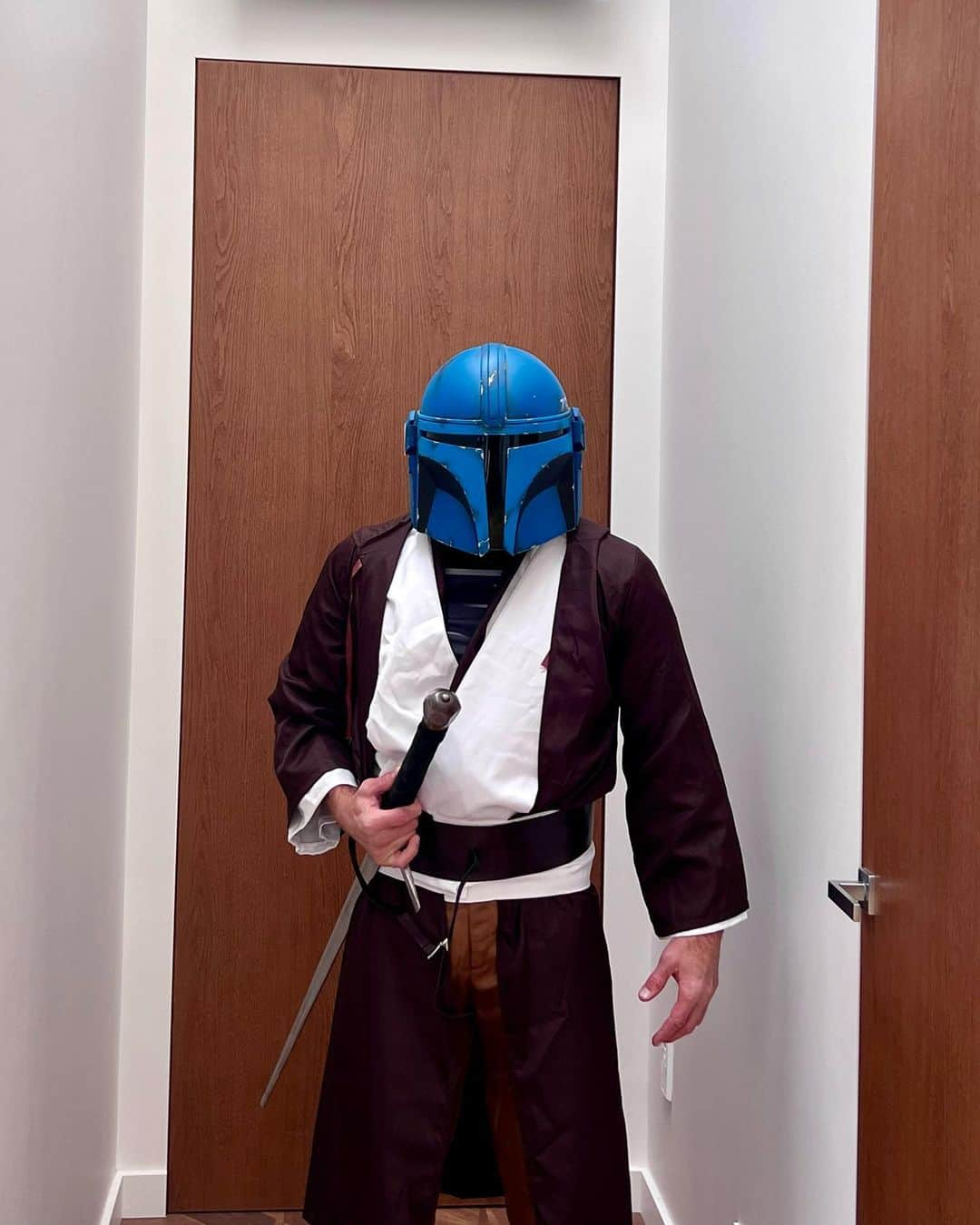 ジョルジュ・サンピエールさんのインスタグラム写真 - (ジョルジュ・サンピエールInstagram)「If that Mandalorian Jedi knocks on your door tonight, you better give him some candy before he gets mad…lol. Preferably chocolate! 😋  Happy Halloween everyone! 🎃 #starwars」11月1日 2時44分 - georgesstpierre