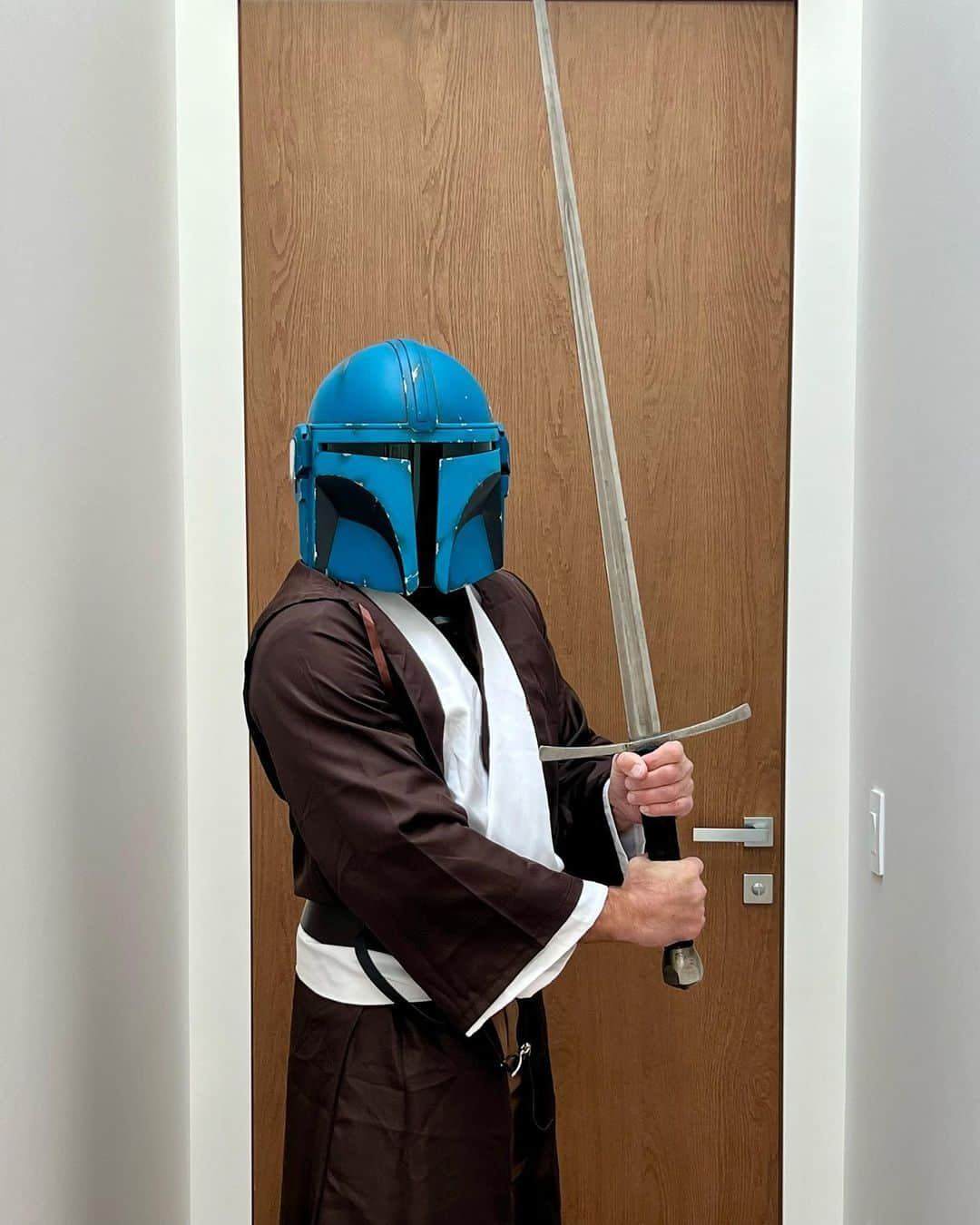 ジョルジュ・サンピエールさんのインスタグラム写真 - (ジョルジュ・サンピエールInstagram)「If that Mandalorian Jedi knocks on your door tonight, you better give him some candy before he gets mad…lol. Preferably chocolate! 😋  Happy Halloween everyone! 🎃 #starwars」11月1日 2時44分 - georgesstpierre