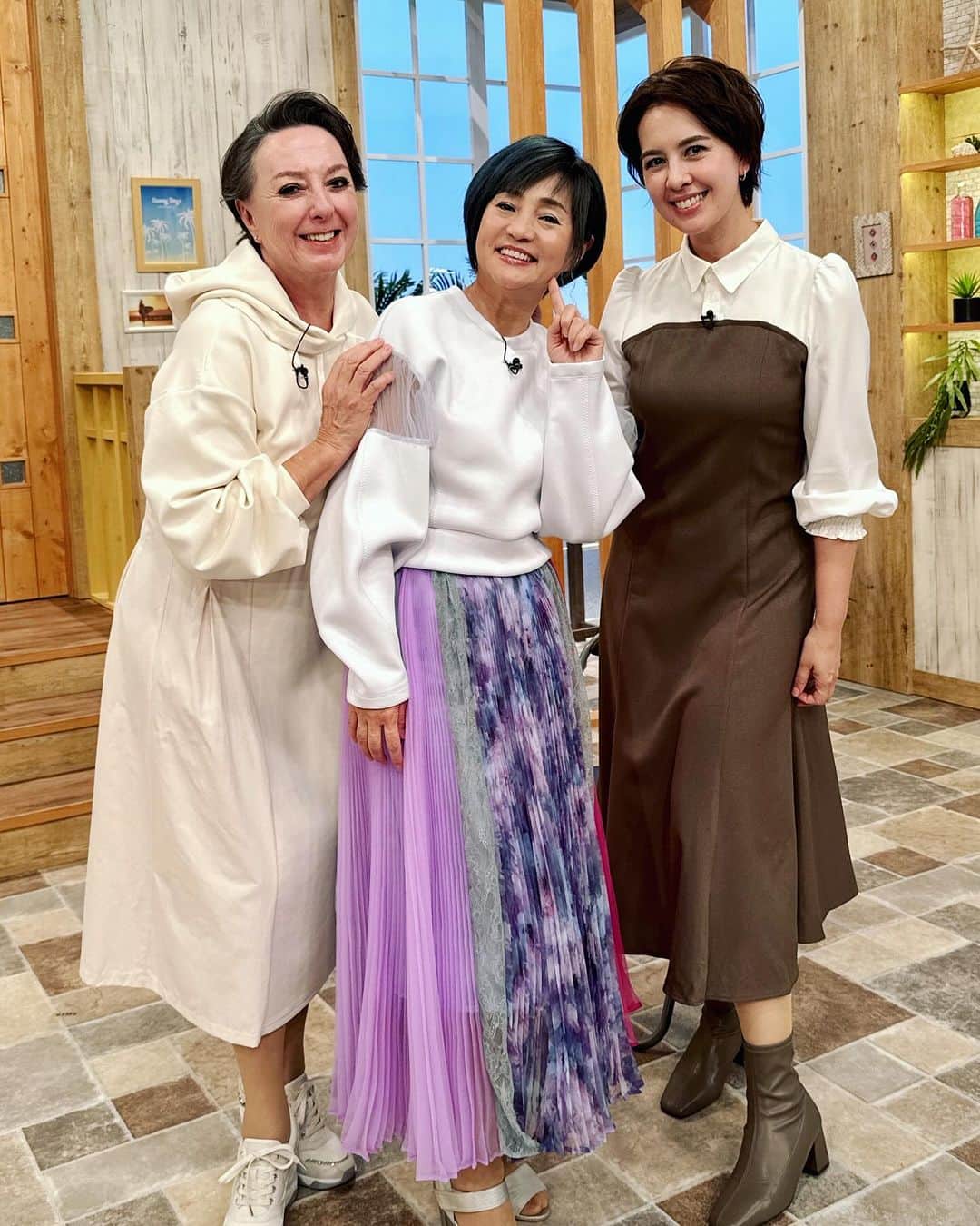 橋本志穂のインスタグラム：「ロザンナさんと 万梨音さんの仲良し親子〜  お二人ともいつも ノーファンデーションで素肌美を見せてくださいます。 明るくて、機転のきいたトークで 楽しませてくださるお二人。。。 大好きです❤️  @marionmarion0630  #収録」