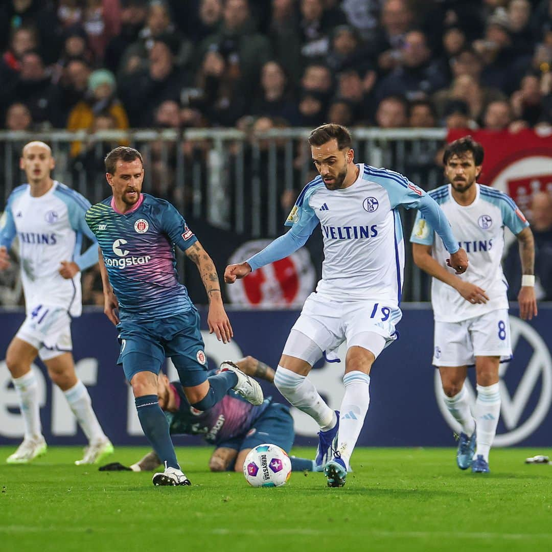 シャルケ04さんのインスタグラム写真 - (シャルケ04Instagram)「Ein Tor Vorsprung zur Pause 👏 . #FCSPS04 0:1 . . #Schalke #S04 #Matchday #Football #Soccer #Fußball #Futbol #Knappen #EinLebenLang #🔵⚪️」11月1日 2時50分 - s04