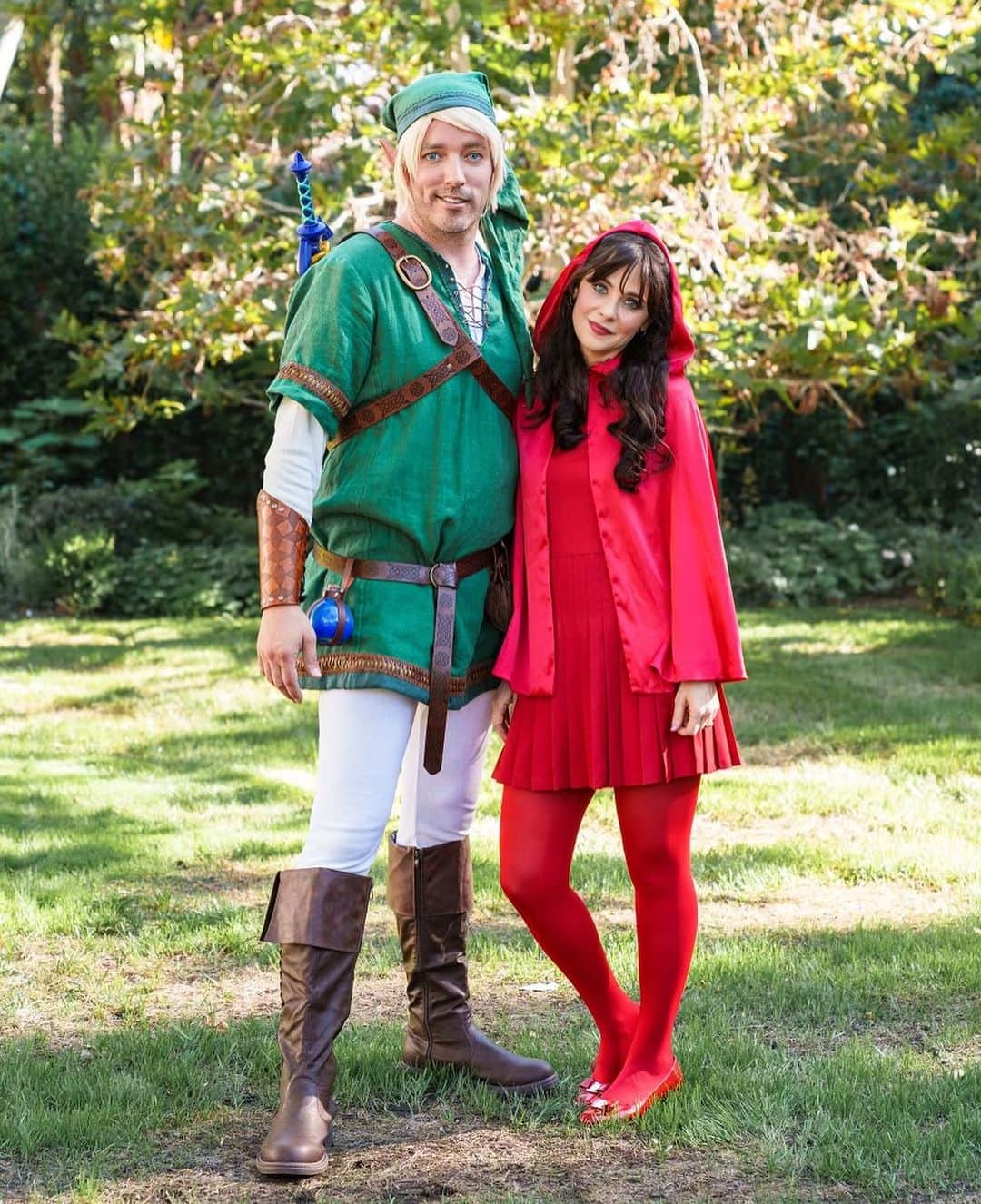 ズーイー・デシャネルのインスタグラム：「I know what you’re thinking… Which Red Riding Hood and Zelda crossover is this?   📸: @lindylinphoto」