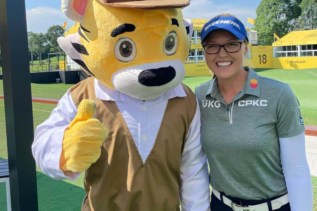 ブルック・ヘンダーソンさんのインスタグラム写真 - (ブルック・ヘンダーソンInstagram)「Tied 6th @maybankchampionship in Kuala Lumpur, Malaysia! 🇲🇾 ☀️ ⛳️   Congrats @celineboutier! 👏🏻  #Top10  #LPGAAsiaSwing」11月1日 2時53分 - brookehendersongolf