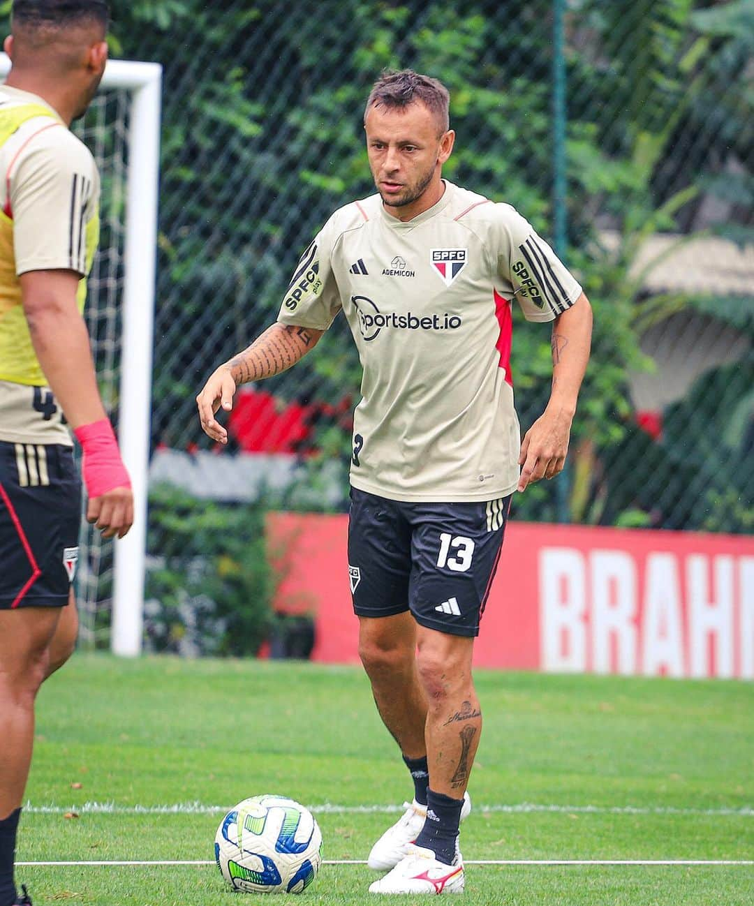 São Paulo FCのインスタグラム：「🔜🏠 Foco na nossa volta para casa.  🏟️ Garanta seu ingresso para o duelo com o Cruzeiro no Morumbi! Link nos stories.  #VamosSãoPaulo 🇾🇪」