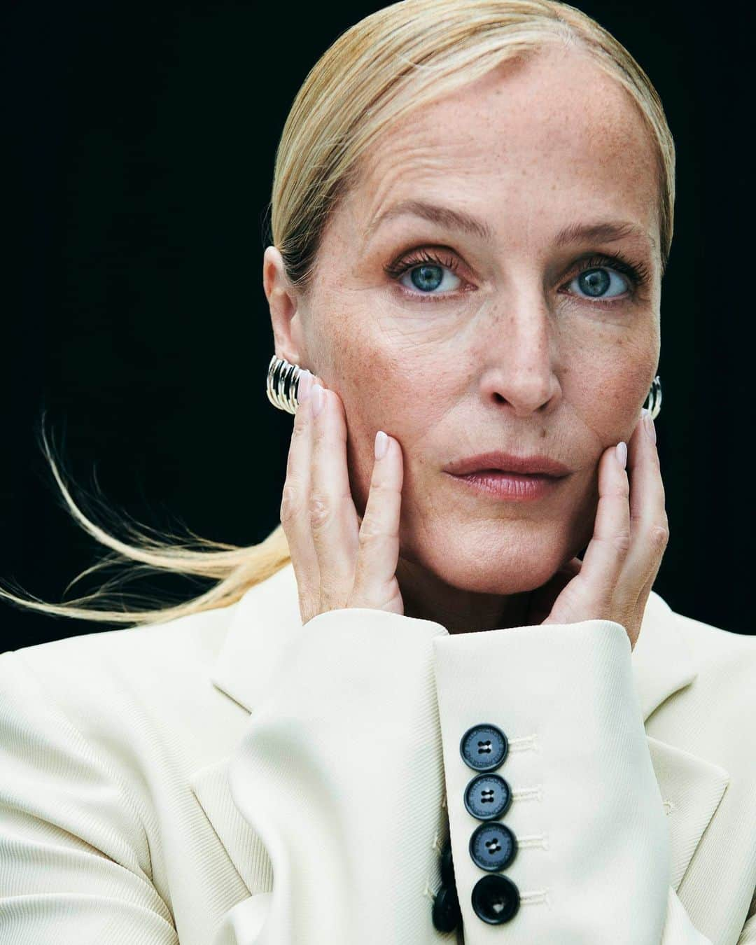 ステラ・マッカートニーさんのインスタグラム写真 - (ステラ・マッカートニーInstagram)「HORSE POWER: Legendary talent @GillianA in @PORTERmagazine, wearing Savile Row tailoring and outerwear.  Tap to shop #StellaWinter23 and at link in bio.  Credits Photographer: @philip_messman Casting: @theannabelbrog @olivesw Content Director: @alcaselyhayford Photographer: @philip_messman Art Director: @iamviettran @kelly0n Hair: @jamesrowehair Makeup: @florriewhitemakeup Styling: @cblazeby Nails: @jessicathompsonnails Words: @katie_berrington  #StellaMcCartney #GillianAnderson #InStella」11月1日 3時00分 - stellamccartney