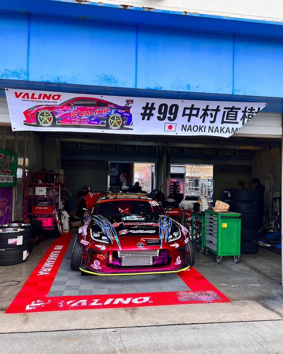 中村直樹さんのインスタグラム写真 - (中村直樹Instagram)「D1GPオートポリス 第7戦単走優勝🏅 追走3位 第8戦単走優勝 追走優勝 久しぶりに優勝できました。 ご協力いただいたスポンサー様、チームの皆様、まわりの皆様ありがとうございました。 やっとGR86で初優勝することができました。 ほんまうれしい。 そしてランキングも1位になり シリーズ争いできることなりました。 もうDOSSの位置も大丈夫 GRも足回りに詰まりやる気マンマンです。 オートポリスはエンジントラブルや クラッシュなどありましたがメカニックの方々のおかげで最後まで走りきることができました。 ありがとうございました。 この調子でお台場も優勝めざしていきます。  N-style中村直樹  チーム名：TEAM VALINO × N-style 車両名：SilkBlaze Sports N-style GR86  #valino #silkblaze #speedverseracing #digicam #wisefab #toptul #ひだまり歯科 #美来美車 #link #jpturbo #gpsports #goodgun #zenkairacing #delta #dg５ #taka #autoservicemori #fujiwaraauto #rems #skymotors #宮富 #stackedracing #shirtstuckedin #kawaiworks #nstyle （順不同）」11月1日 2時58分 - nakamura_naoki_n