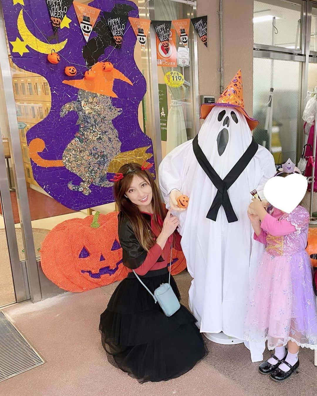 熊田曜子のインスタグラム：「🎃Halloween 👻 子供達の仮装が可愛すぎる😍 本気の親御さんも可愛すぎる😍 お菓子いっぱいもらったよ🍭  #Halloween #ハロウィン　#仮装　#ママは100均の仮装」