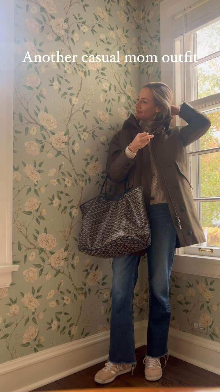 Anna Jane Wisniewskiのインスタグラム：「I have to go stand outside for an hour and then volunteer in my kids classroom. Jeans,  sweaters, and cool sneakers forever on days like these! #momstyle #casualoutfit #everydaystyle」