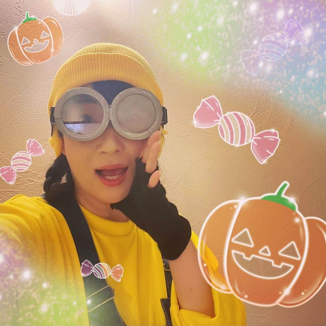 田中香子さんのインスタグラム写真 - (田中香子Instagram)「今年はミニオン🍌と ホーンテッドマンション💀💕  渋谷ではない、安全な、店内で、 Happy Halloweenしました🎃  #ハロウィン #halloween  #cosplay #minions  #hauntedmansion」11月1日 3時10分 - soo.yt