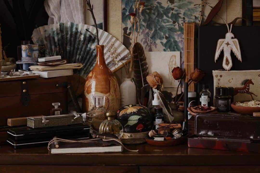 Catharine Mi-Sookのインスタグラム：「I’m not a minimalist. Neither was my grandpa. His home looked like an eclectic museum of heirlooms and curiosities from his ventures to and fro. Every room in his home awakened my imagination through doorways of insatiable wonder. Nothing was off limits in his aesthetic array when I was a child. I could peek, snoop, hold, admire and muse through it all. I suppose over time I gathered a bit of his style into my own. I liked the way he displayed his treasure trove and I loved our shared appreciation of the sentiment within each. While I appreciate simple and bare, there’s something in my bones that gravitates towards textures, arrays, colors and accoutrements. It tells a story and that is what I am drawn to in any given thing. What about you? Any fellow maximalist-style kindreds out there too?」