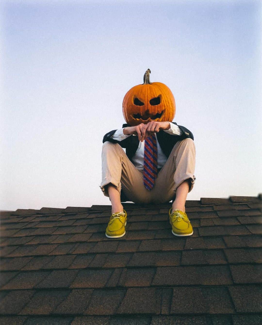 ブルックスブラザーズのインスタグラム：「Q: Why was the pumpkin so preppy?  A: He had an affinity for PATCH-work 🎃  #HappyHalloween」