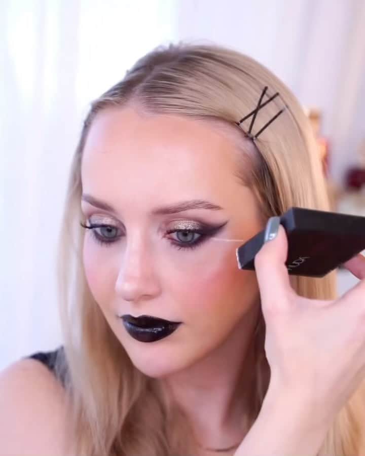 Huda Kattanのインスタグラム：「It might be trick or treat season, but we’re only hours away from serving up all the treats✨🖤   Get ready for our jaw-dropping Pretty Grunge collection launching tomorrow! And the countdown begins😉 🔥   Shoutout to: 🖤@klaudiafekner 🖤@monika_mua 🖤@beautsoup 🖤@anduangel   🌍  𝗔𝗩𝗔𝗜𝗟𝗔𝗕𝗟𝗘 𝗚𝗟𝗢𝗕𝗔𝗟𝗟𝗬 𝗡𝗢𝗩 𝟭 🌎 #PrettyGrunge」