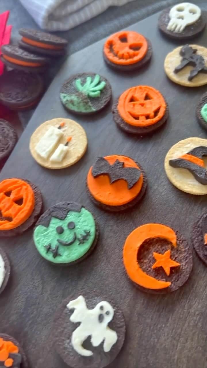 OREOのインスタグラム：「Why carve pumpkins when you can carve crème? 🎃  📸: @thesqueakymixer」