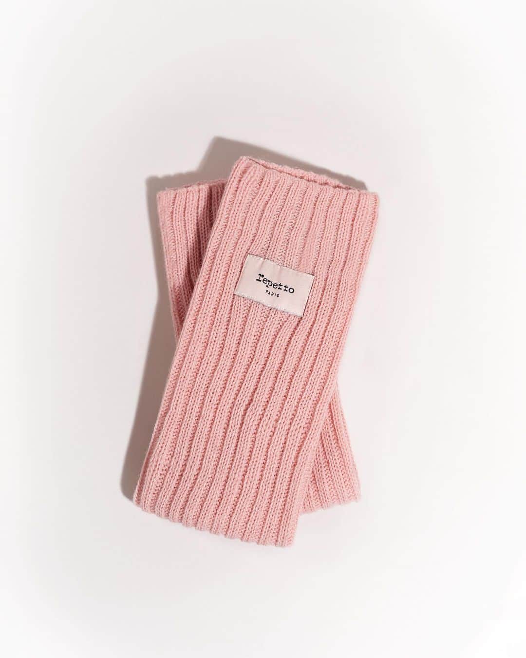 Repettoさんのインスタグラム写真 - (RepettoInstagram)「The Leg-warmers blush pink.  Soon available.  #repettoFW23」11月1日 3時15分 - repettoparis