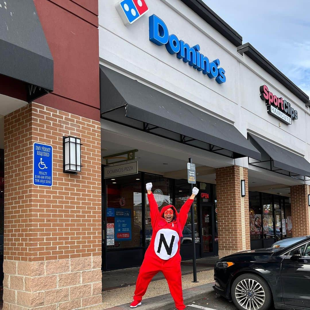 ナイラ・ローズのインスタグラム：「SPOOKTOBER!!!🎃🎃🎃 #costumeaday #31DaysofHalloween  #costume #cosplayer  Day 31 🎃HALLOWEEN 🎃   YOU CANT AVOID ME FOREVER @dominos !!!! I’m BAAAAAAACK!!!!! nyahahahhaaaaaa  THE NOID!」