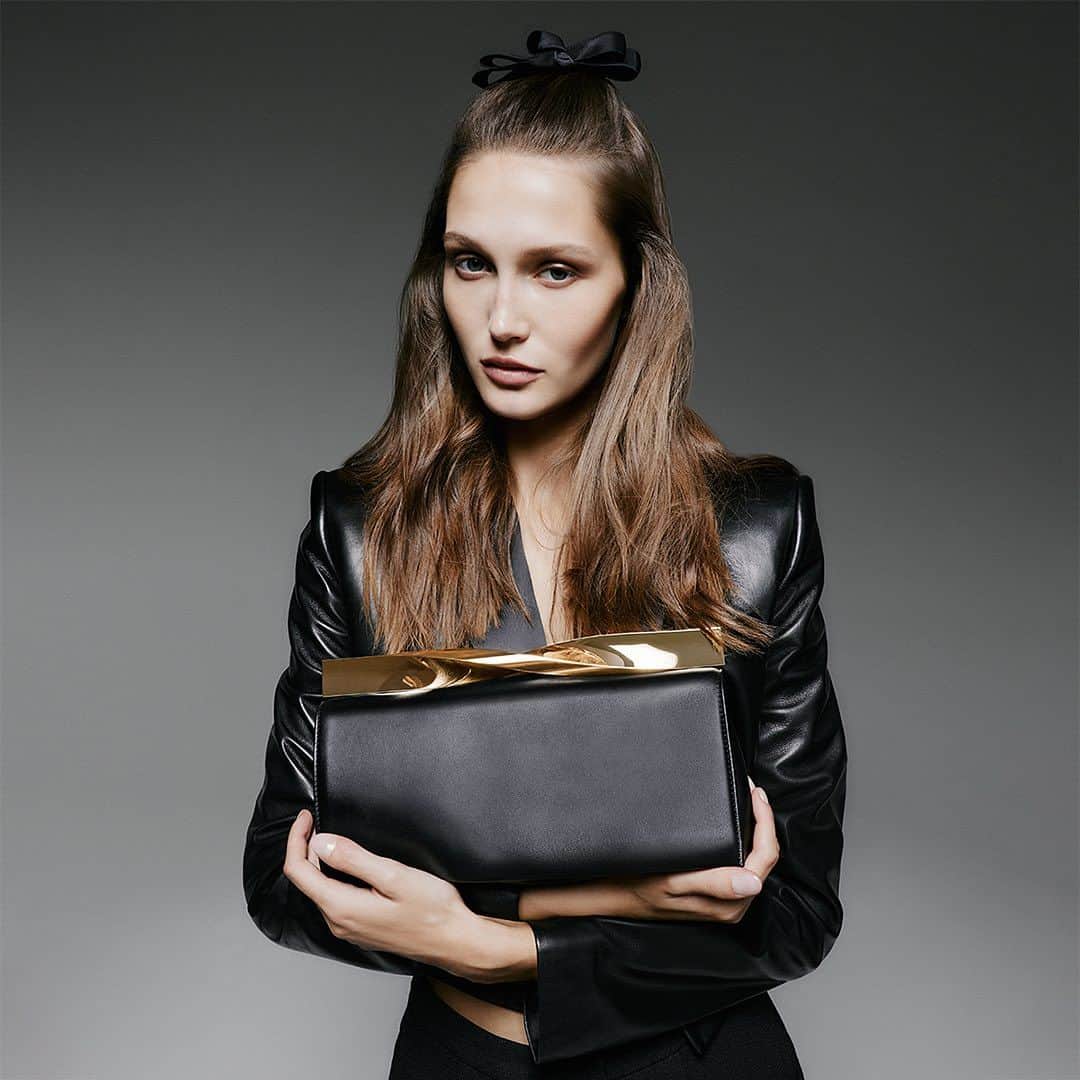 Aquazzuraのインスタグラム：「Revive the clutch. Twist makes the case for contemporary bag fixtures, crafted from soft nappa with gold-tone hardware   #AQUAZZURA #AQUAZZURABags」
