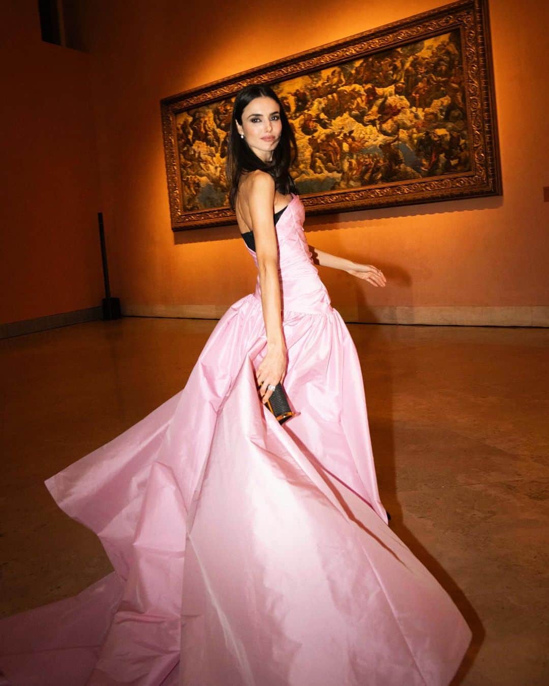 ブランカ・パディラのインスタグラム：「Worn pink in honor of COLORMANIA 🎀 @carolinaherrera @wesgordon Congratulations! What a treat to have you back in Madrid」