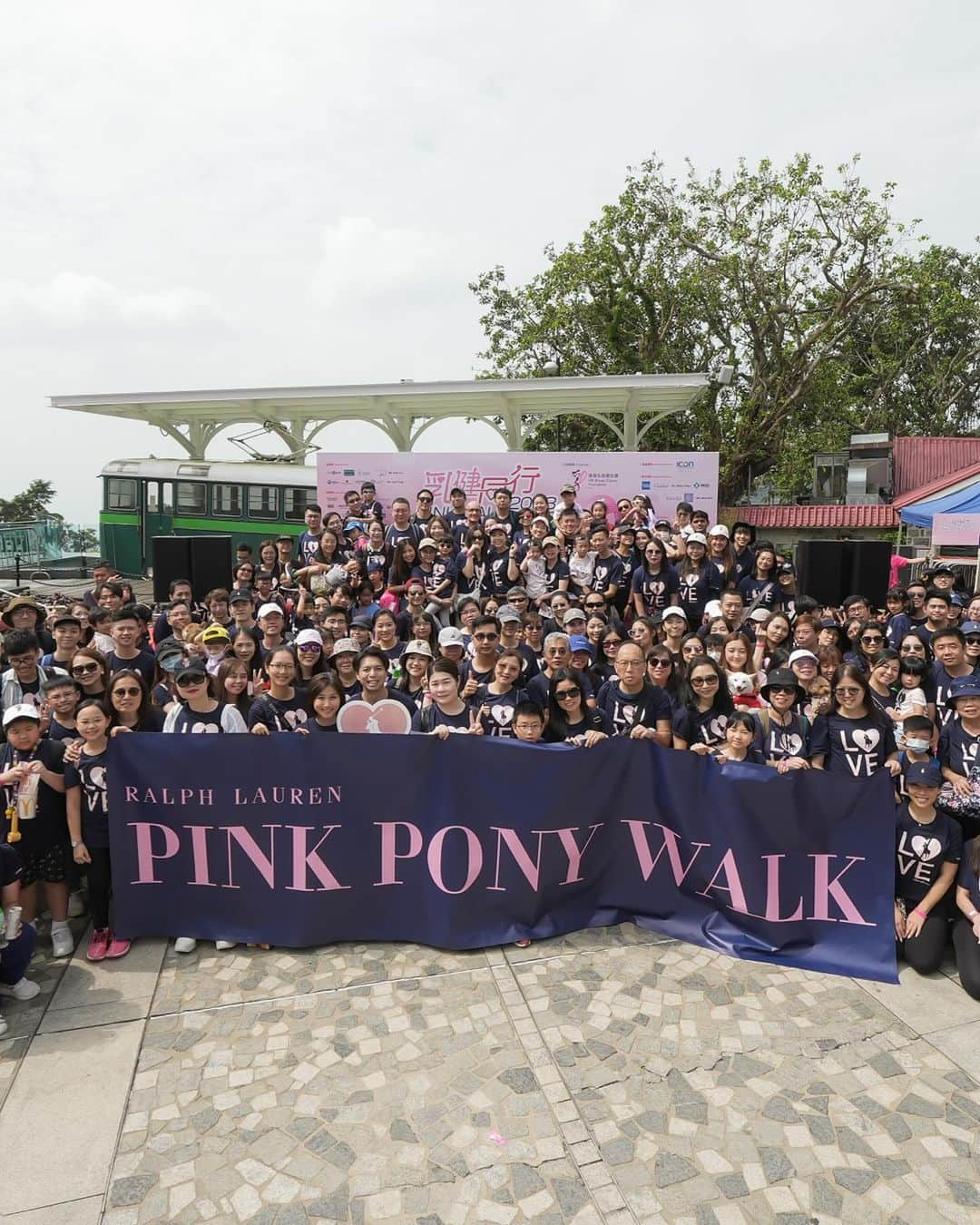 Polo Ralph Laurenさんのインスタグラム写真 - (Polo Ralph LaurenInstagram)「The return of our annual #PinkPony walk.  Each year our #RalphLauren community across the world comes together in a moment of support for the Pink Pony mission and the fight against cancer.  Photographed here, employees of Ralph Lauren are joined by Chief Brand and Innovation Officer @DavidLauren, President and CEO Patrice Louvet, and CPO and Head of The Ralph Lauren Corporate Foundation Roseann Lynch during our walks in New York, NY; Paris, France; and Hong Kong, China.  Learn more about Pink Pony via the link in bio.  #PoloRalphLauren」11月1日 3時24分 - poloralphlauren