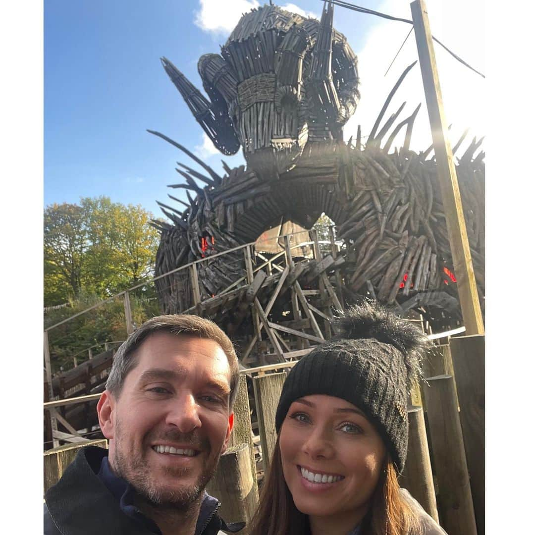 ニッキー・サンダーソンさんのインスタグラム写真 - (ニッキー・サンダーソンInstagram)「🎃 Happy Halloween 🎃  Such a fun day out at @altontowers Scarefest!! 👻  I WISH we could have filmed on the 4scares attraction as @chlojohnston_ & I were used as human shields for @anthonyquinny & @neil_fitns 😂😂 sacrificed their girlfriends in a heartbeat 😂😂  Thank you for having us Alton Towers! We laughed (and screamed 😱) all day long and will DEFINITELY be back next year 🧛🏻‍♀️  #scarefest #scare #scared #scream #laugh #fun #friends #themepark #altontowers #giftedtickets #gifted #dayout #fundayout」11月1日 3時29分 - niknaksanderson