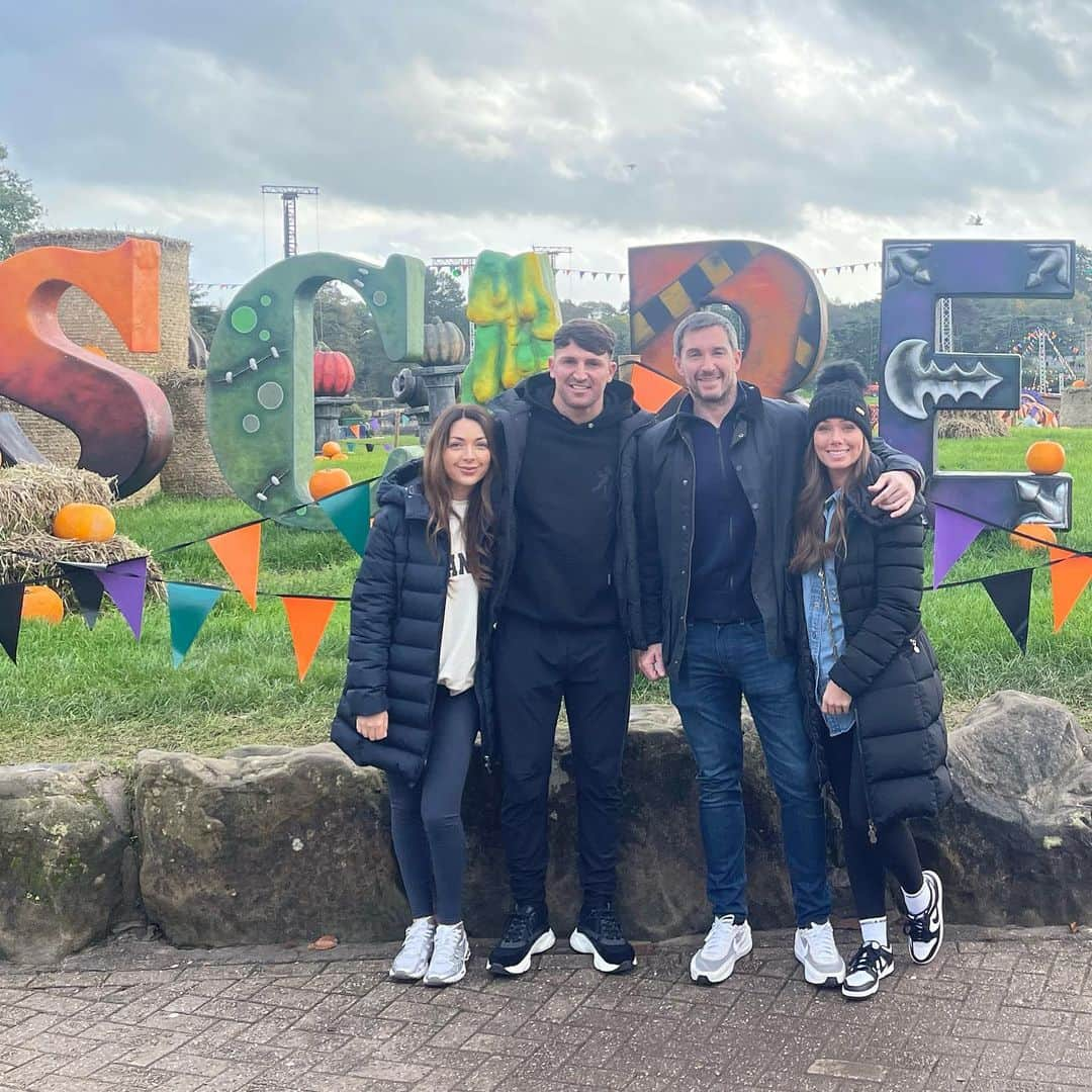 ニッキー・サンダーソンさんのインスタグラム写真 - (ニッキー・サンダーソンInstagram)「🎃 Happy Halloween 🎃  Such a fun day out at @altontowers Scarefest!! 👻  I WISH we could have filmed on the 4scares attraction as @chlojohnston_ & I were used as human shields for @anthonyquinny & @neil_fitns 😂😂 sacrificed their girlfriends in a heartbeat 😂😂  Thank you for having us Alton Towers! We laughed (and screamed 😱) all day long and will DEFINITELY be back next year 🧛🏻‍♀️  #scarefest #scare #scared #scream #laugh #fun #friends #themepark #altontowers #giftedtickets #gifted #dayout #fundayout」11月1日 3時29分 - niknaksanderson