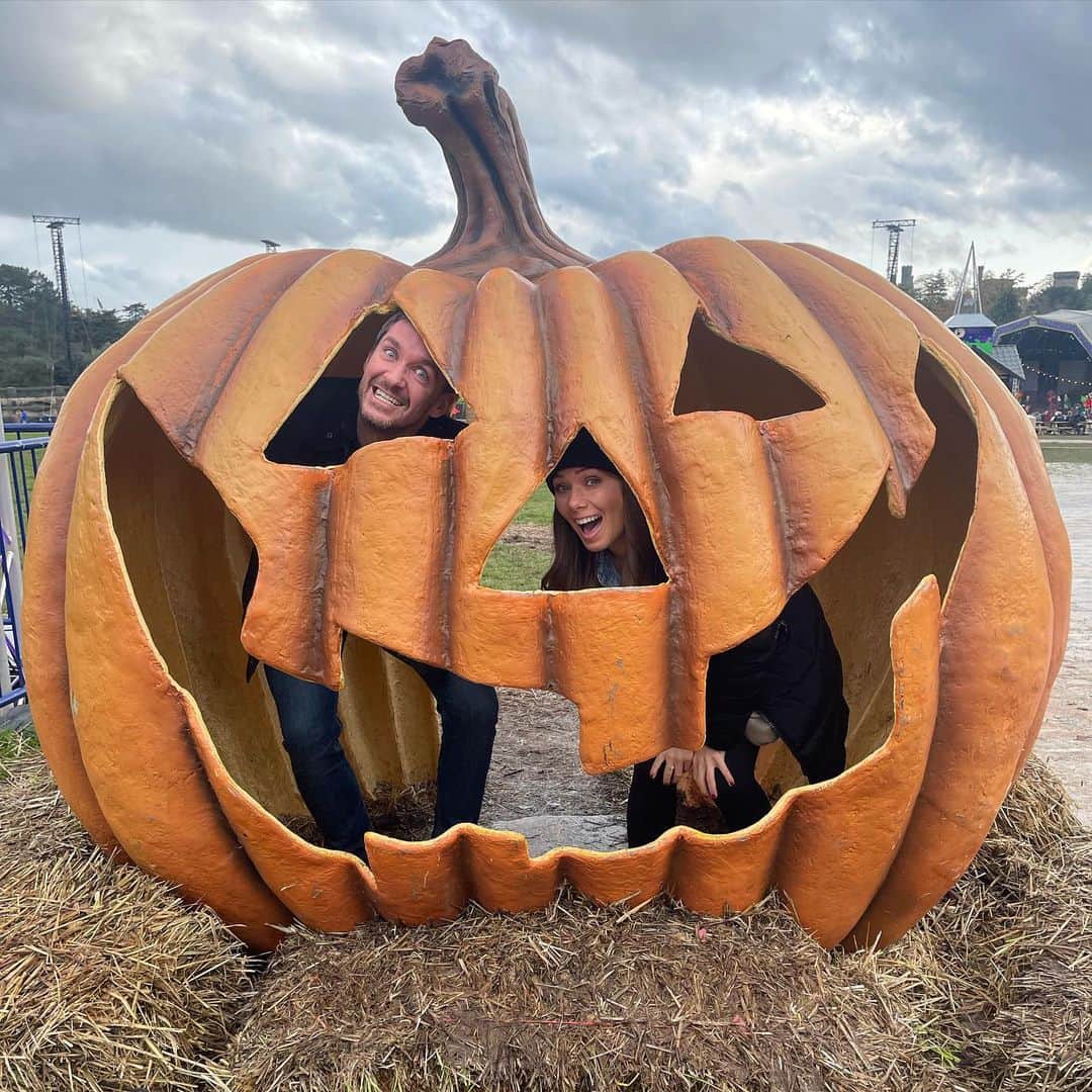 ニッキー・サンダーソンのインスタグラム：「🎃 Happy Halloween 🎃  Such a fun day out at @altontowers Scarefest!! 👻  I WISH we could have filmed on the 4scares attraction as @chlojohnston_ & I were used as human shields for @anthonyquinny & @neil_fitns 😂😂 sacrificed their girlfriends in a heartbeat 😂😂  Thank you for having us Alton Towers! We laughed (and screamed 😱) all day long and will DEFINITELY be back next year 🧛🏻‍♀️  #scarefest #scare #scared #scream #laugh #fun #friends #themepark #altontowers #giftedtickets #gifted #dayout #fundayout」