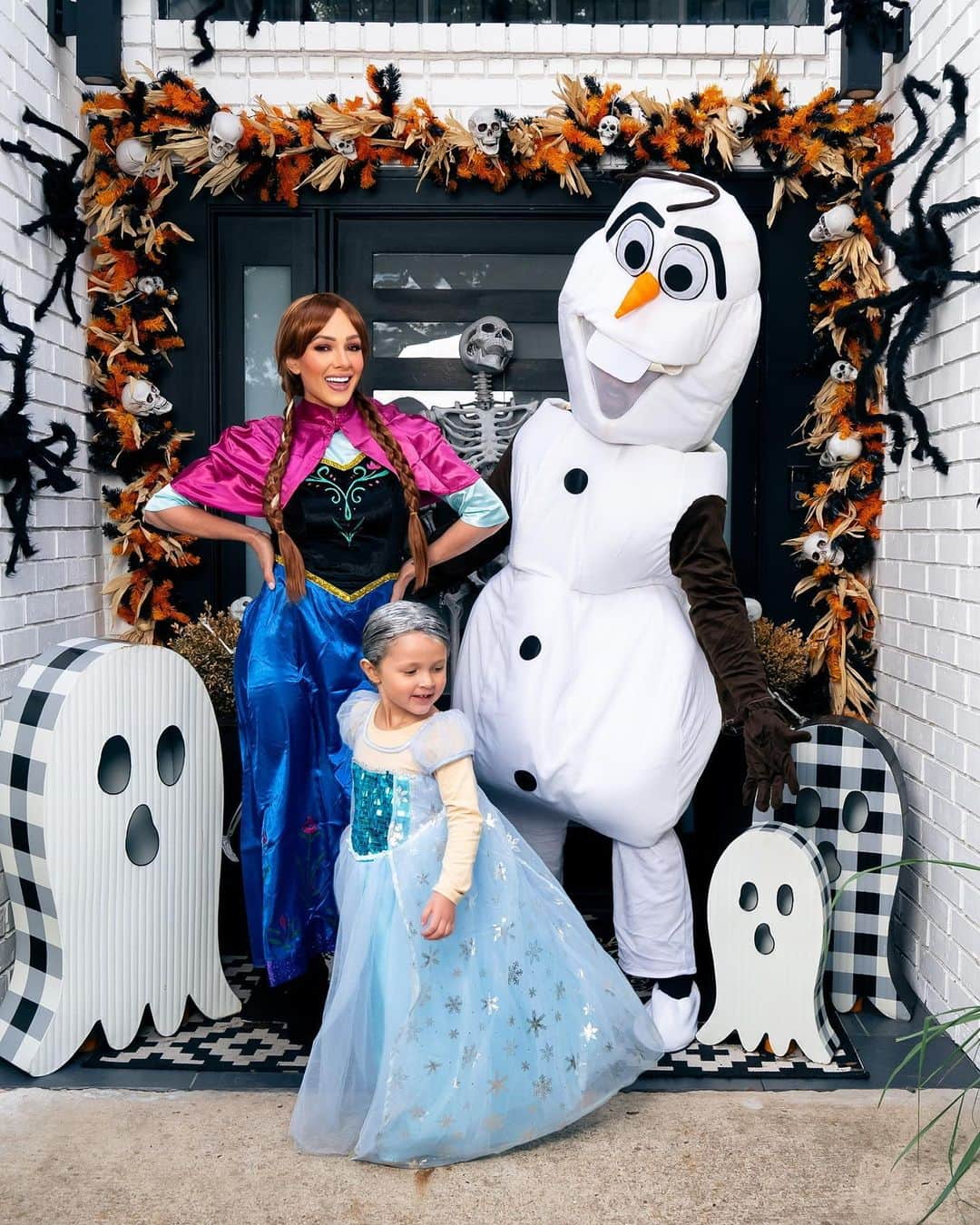 Paige Hathawayさんのインスタグラム写真 - (Paige HathawayInstagram)「Who is Anna’s one true love… Warm hugs and frozen kisses! ⛄️🔥🥶  SWIPE 👉🏼 comment which photo is your favorite!  #happyhalloween #familycostume #frozen #elsa」11月1日 3時29分 - paigehathaway