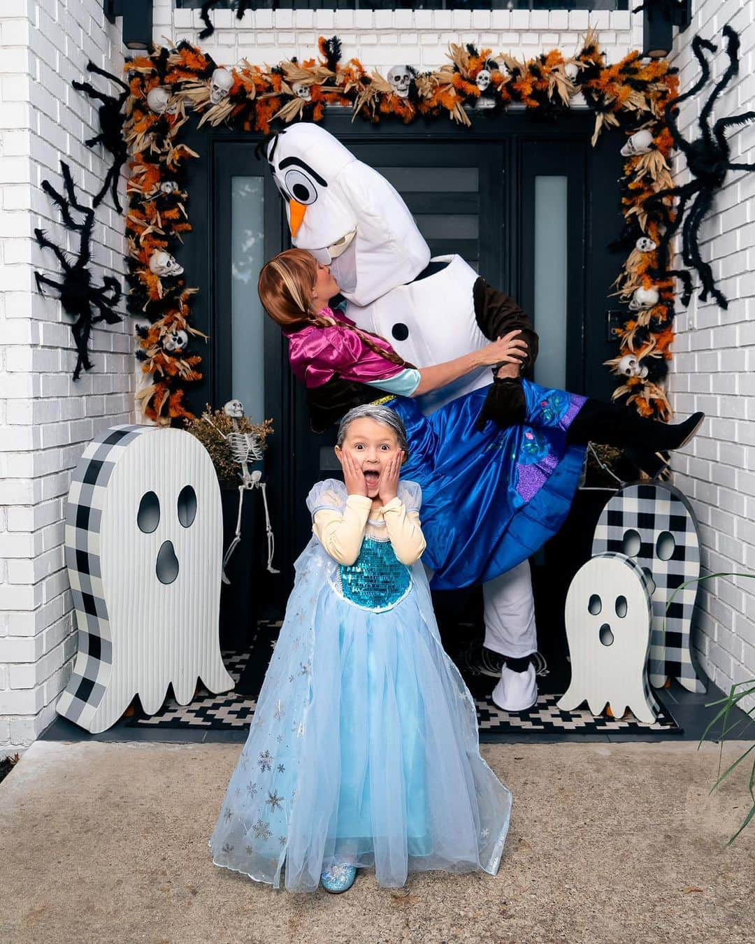 Paige Hathawayさんのインスタグラム写真 - (Paige HathawayInstagram)「Who is Anna’s one true love… Warm hugs and frozen kisses! ⛄️🔥🥶  SWIPE 👉🏼 comment which photo is your favorite!  #happyhalloween #familycostume #frozen #elsa」11月1日 3時29分 - paigehathaway