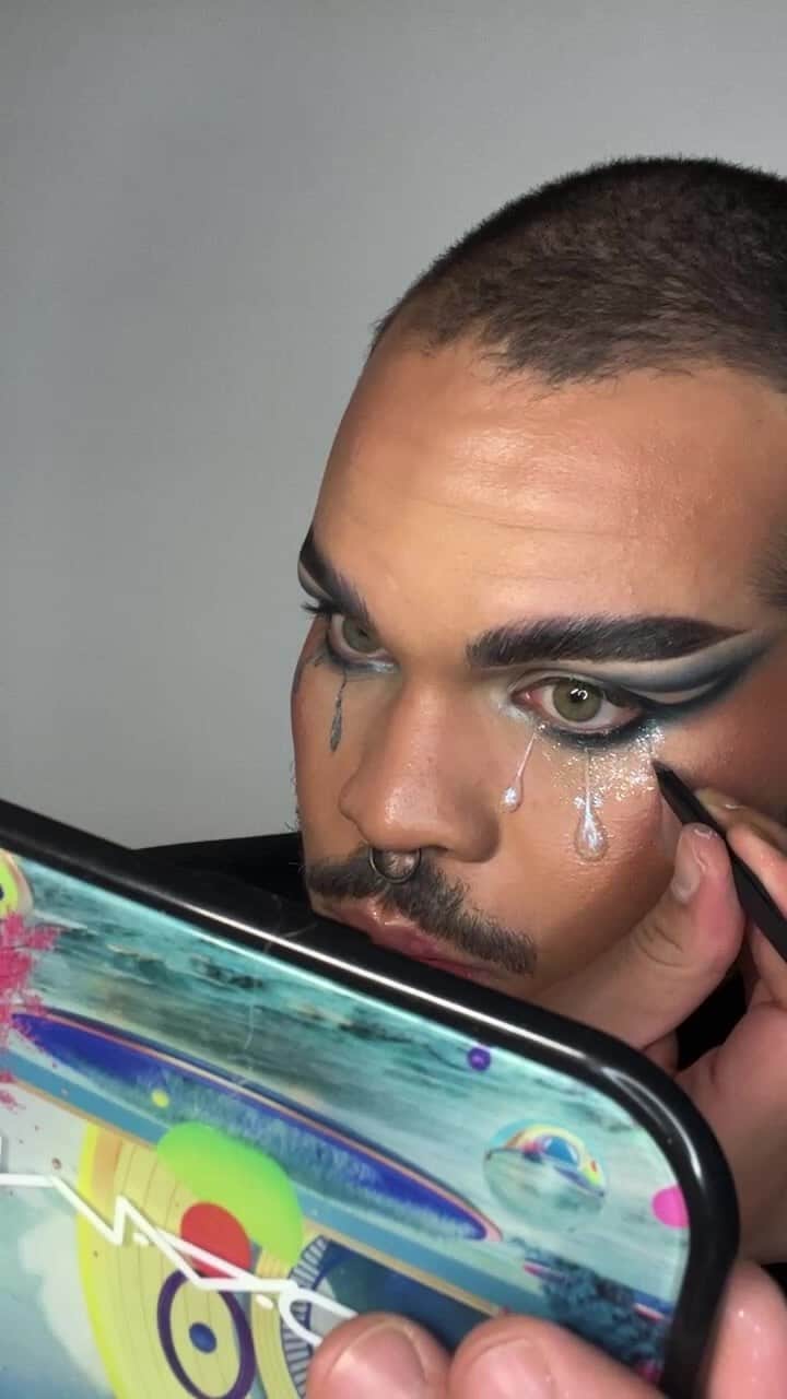 M·A·C Cosmetics Deutschlandのインスタグラム：「TRENDTUESDAY: GLITTERTEARS ✨ mit @lokalekatastrophe」