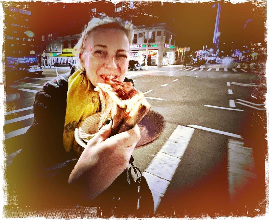 ロブ・モローさんのインスタグラム写真 - (ロブ・モローInstagram)「@debbonayer doing the JT Saturday Night Fever pizza walk #nyc」11月1日 3時39分 - officialrobmorrow