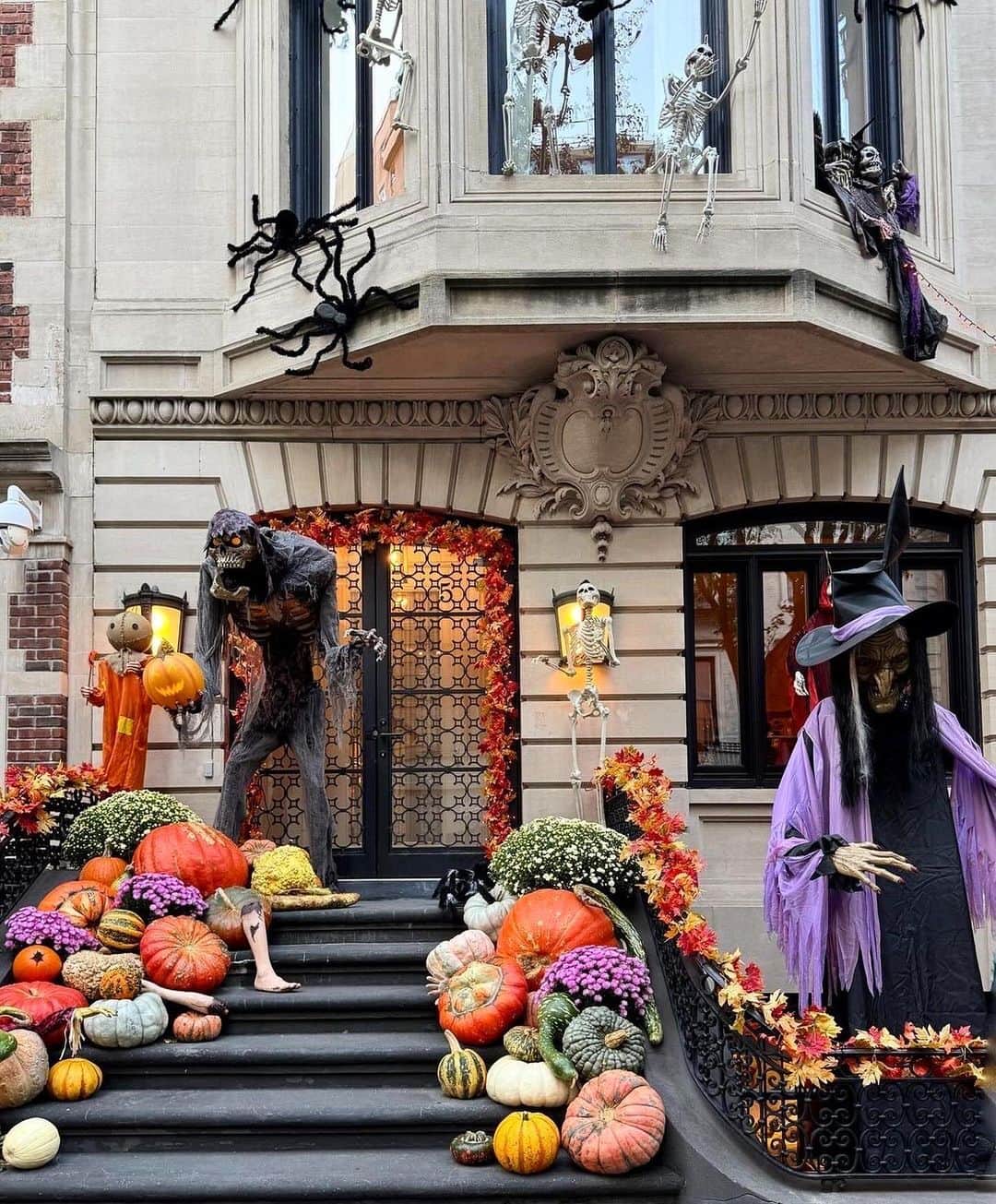 PicLab™ Sayingsのインスタグラム：「@hernewyorkedit definitely knows where to find the spookiest homes in the city. We’re obsessed with the effort put into these holiday decorations in New York City. If you’re in the area, be sure you don’t miss your chance to admire them. Happy Halloween! 🎃 👻 🕷️」