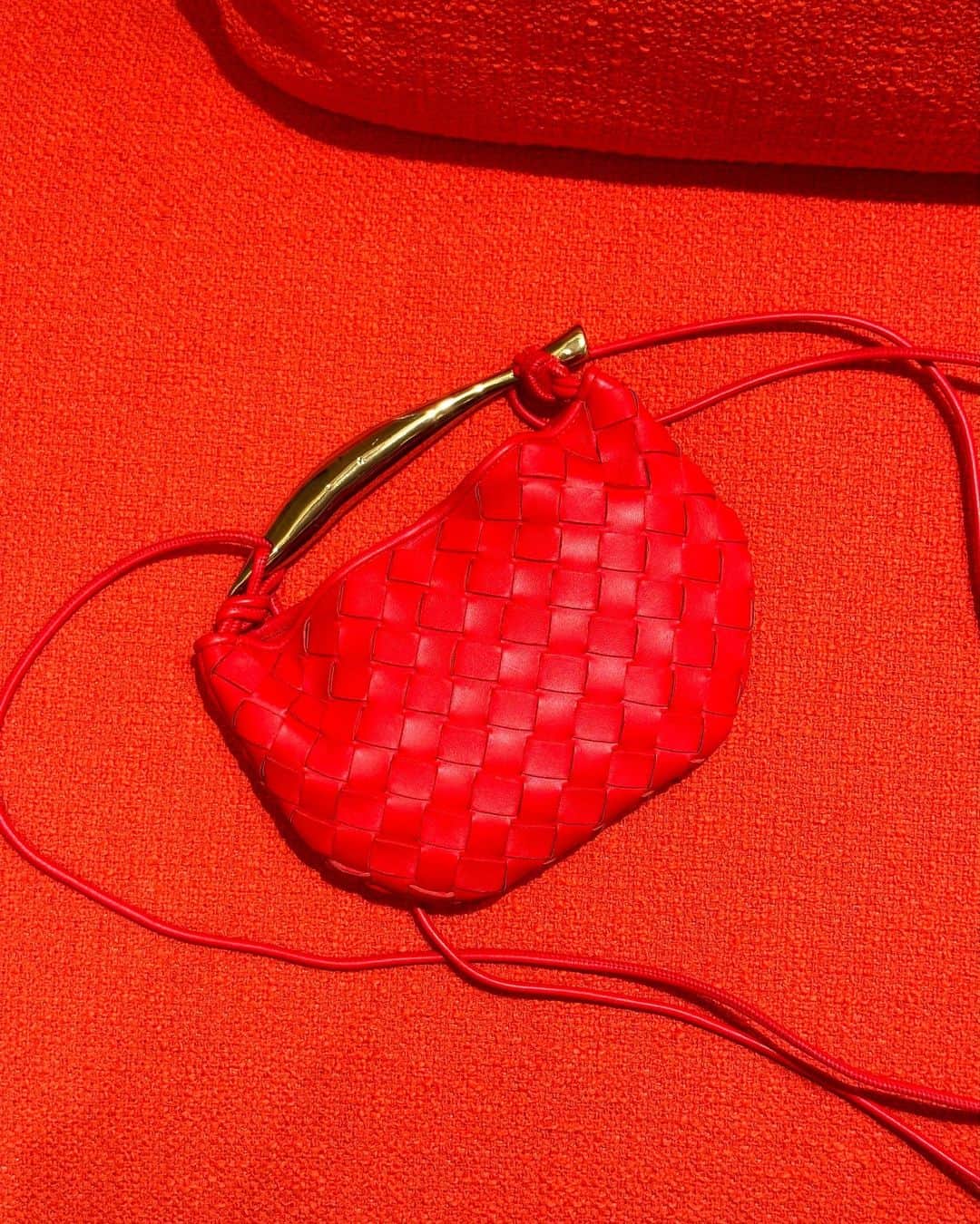 Harrodsさんのインスタグラム写真 - (HarrodsInstagram)「This season’s coolest accessories are red-hot 🌶️   Bag 1: #MiuMiu Bag 2: #BottegaVeneta Bag 3: #Prada  Find Luxury Accessories on the Ground Floor.  #Harrods #HarrodsFashion」11月1日 4時00分 - harrods