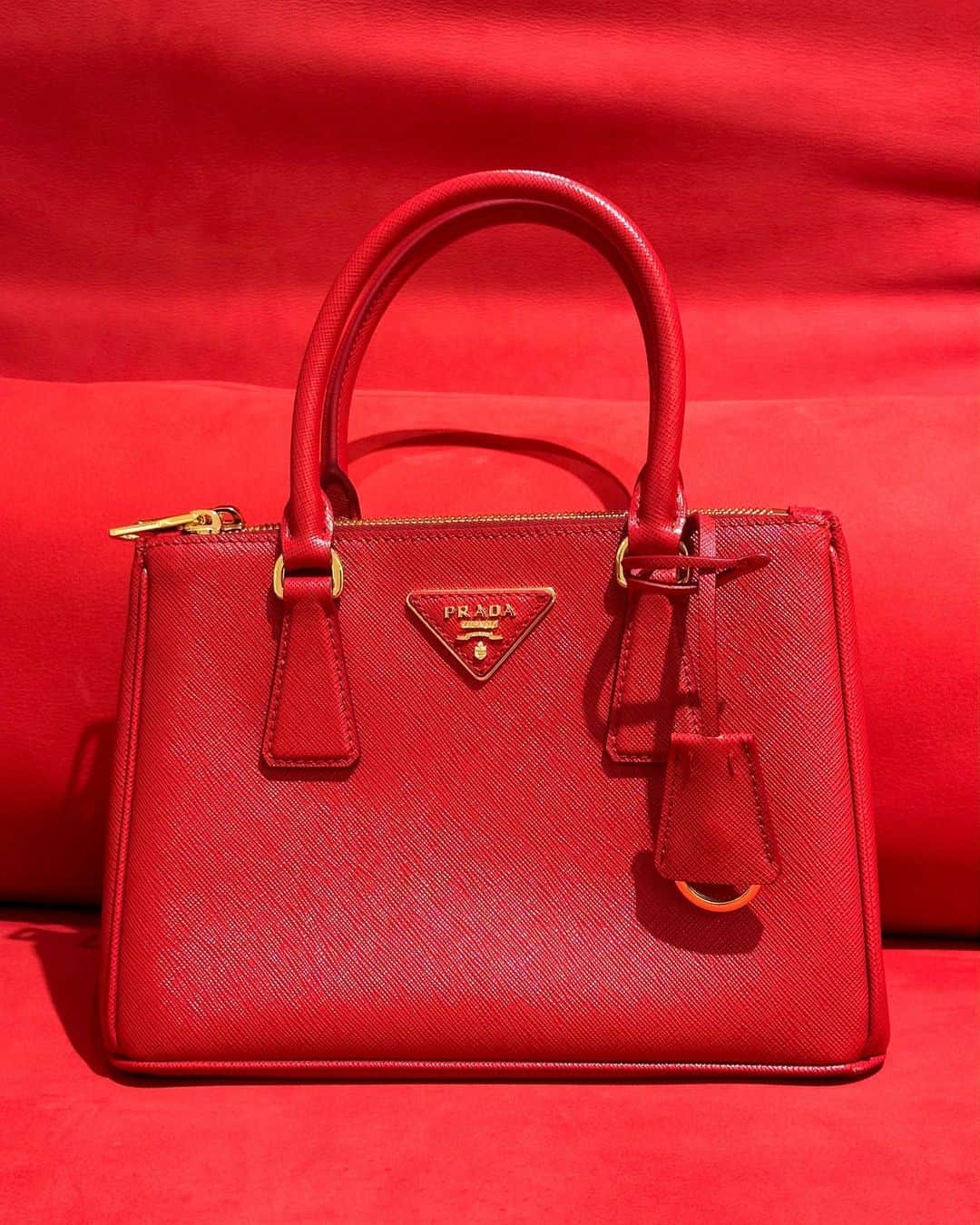 Harrodsさんのインスタグラム写真 - (HarrodsInstagram)「This season’s coolest accessories are red-hot 🌶️   Bag 1: #MiuMiu Bag 2: #BottegaVeneta Bag 3: #Prada  Find Luxury Accessories on the Ground Floor.  #Harrods #HarrodsFashion」11月1日 4時00分 - harrods