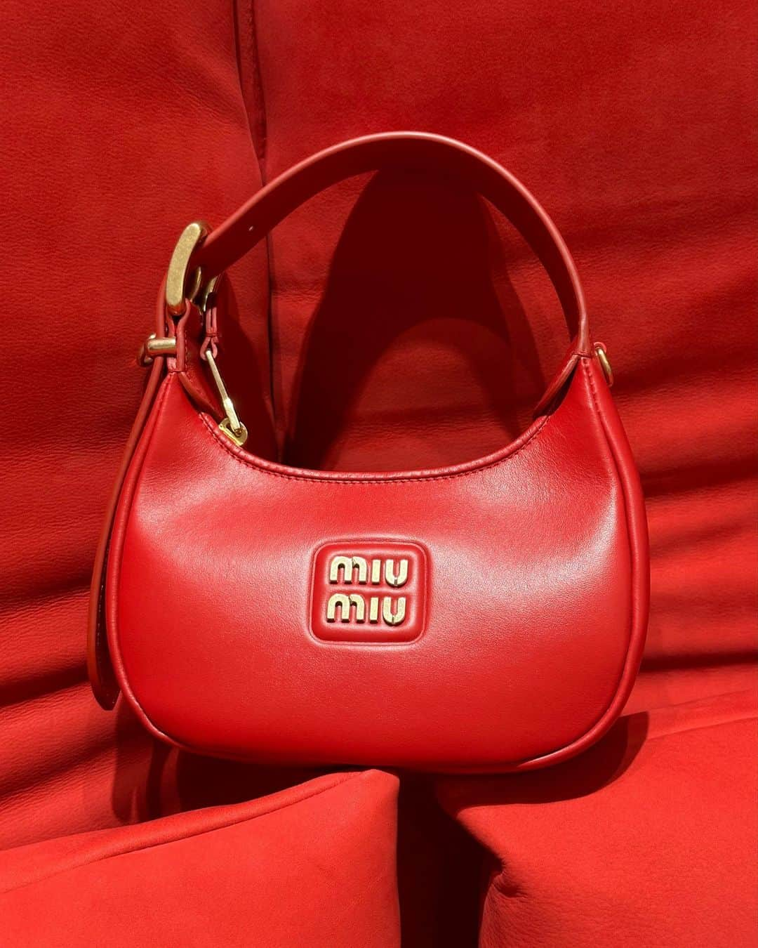 Harrodsのインスタグラム：「This season’s coolest accessories are red-hot 🌶️   Bag 1: #MiuMiu Bag 2: #BottegaVeneta Bag 3: #Prada  Find Luxury Accessories on the Ground Floor.  #Harrods #HarrodsFashion」