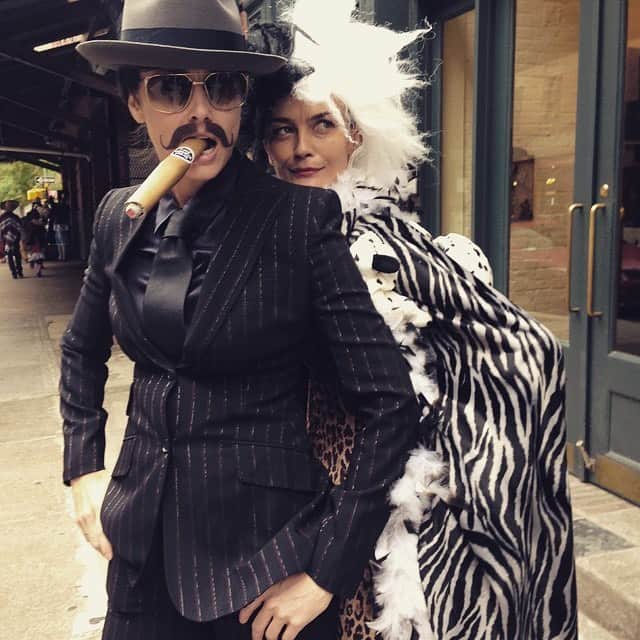 ブリジット・モイナハンのインスタグラム：「#Halloween #throwback with an old friend playing dress up #Bob #gangster」