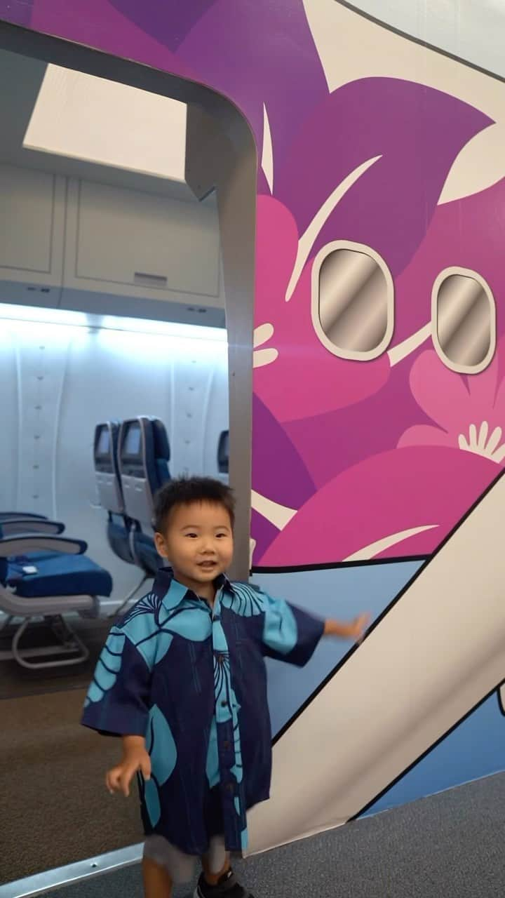 ハワイアン航空のインスタグラム：「Welcome aboard! ✈️ We love seeing our keiki, dreaming of their aviation careers. Tag us if you're dressing up like our Hawaiian Airlines 'ohana this Halloween. Wishing you all a Happy Halloween!   📍 @hawaiichildrensdiscoverycenter  #HappyHalloween #HawaiiFliesWithUs #Halloween」