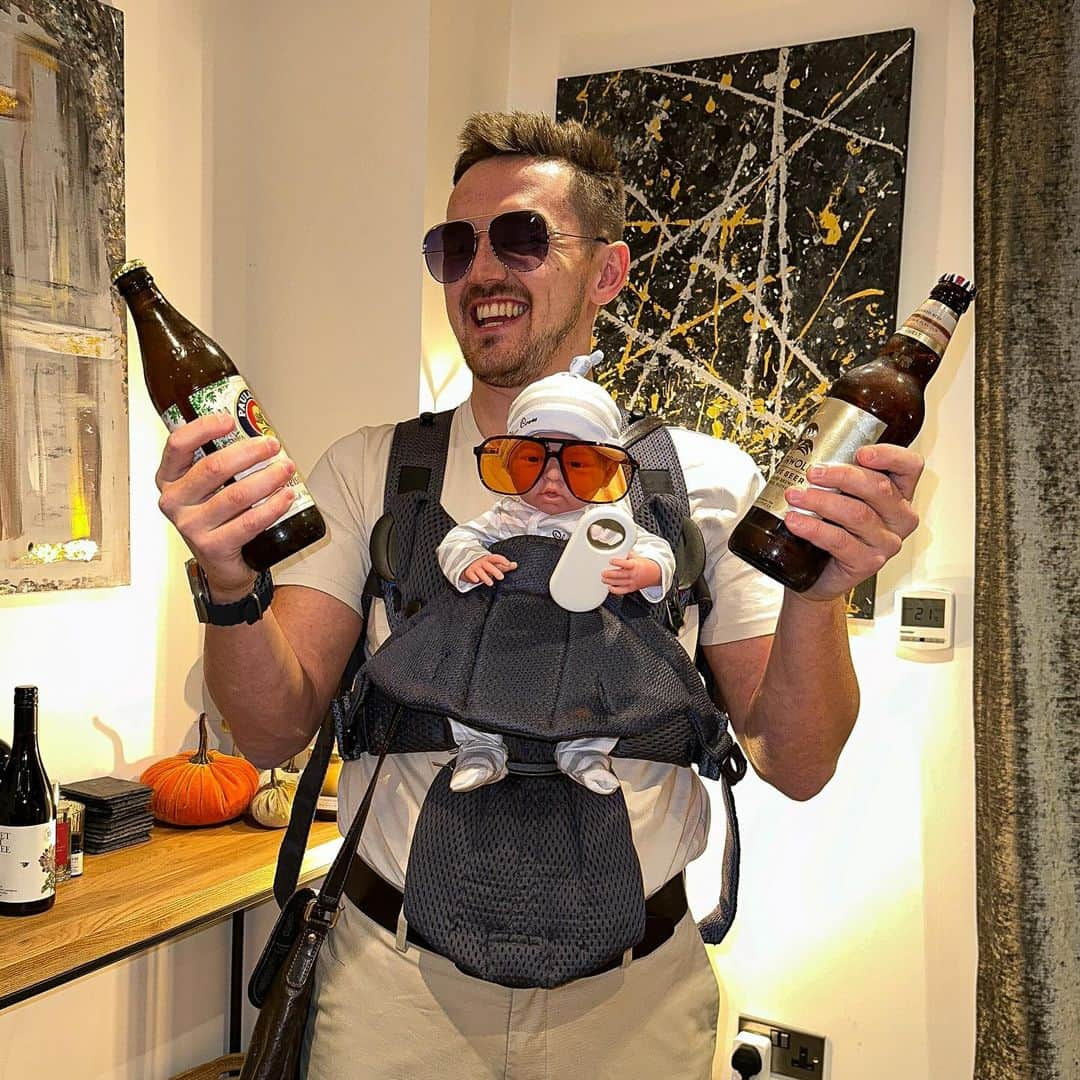 トム・キャセルのインスタグラム：「The only appropriate costume!  Happy Halloween Folks 🍻😎」