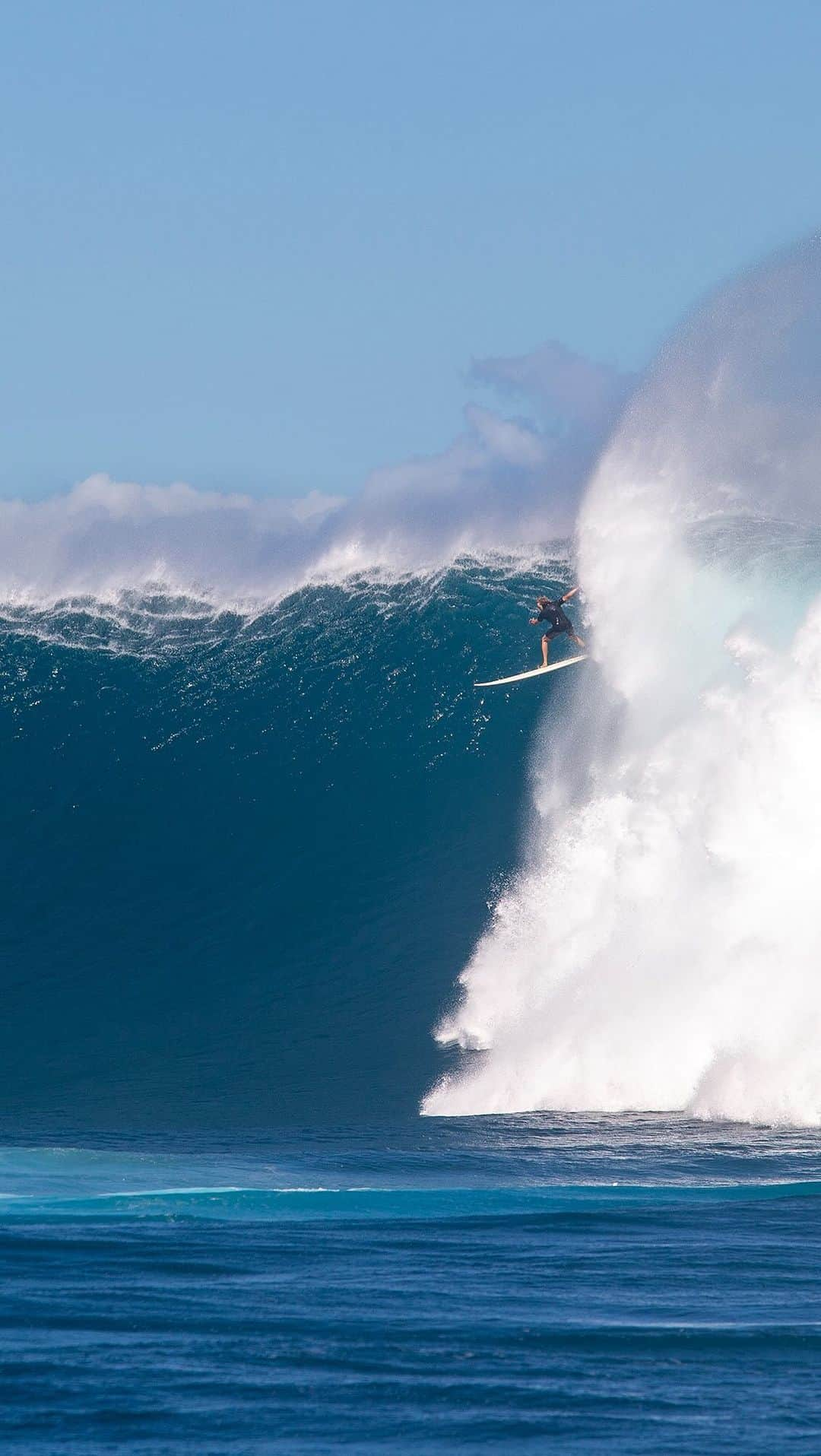 surflineのインスタグラム：「Only a surfer knows the feeling of getting into a wave late and committing to a weightless drop. Maybe it’s less dramatic during an offshore day at your local beachie than a blustery day at Pe’ahi, but there’s that split second we all ask ourselves the same question- “am I going to pull a heroic drop or get the beat down of a lifetime?” @tyler.balsillie tells us what it’s like to experience both at Jaws and Mavericks in a 24 hour time period. Link in bio to check it out. 🎥: @mrod_maui @mauimarcc」