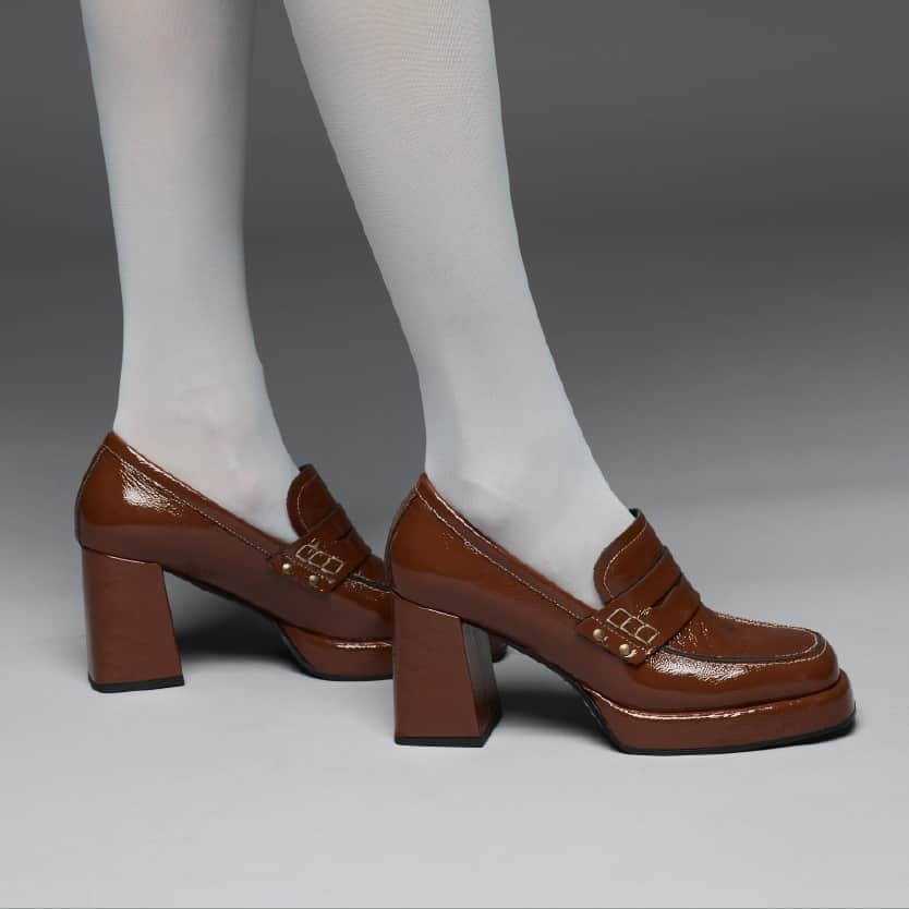 ジャネット&ジャネットのインスタグラム：「On trend: the glossy brown loafers with block heels! #janetandjanet #fw23 #loafers」