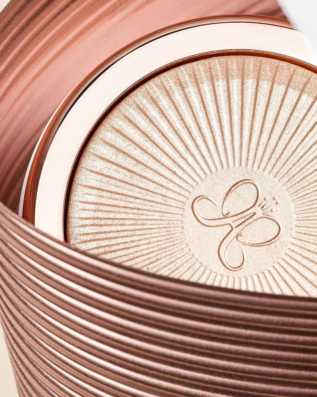Anastasia Beverly Hillsのインスタグラム：「'Tis the season to glow ✨💫 Light up the season with a bit of shimmer on your eyes, cheeks, and anywhere you need a little something something with Glow Seeker Highlighter 😌  Available now at the link in bio!  #AnastasiaBeverlyHills」