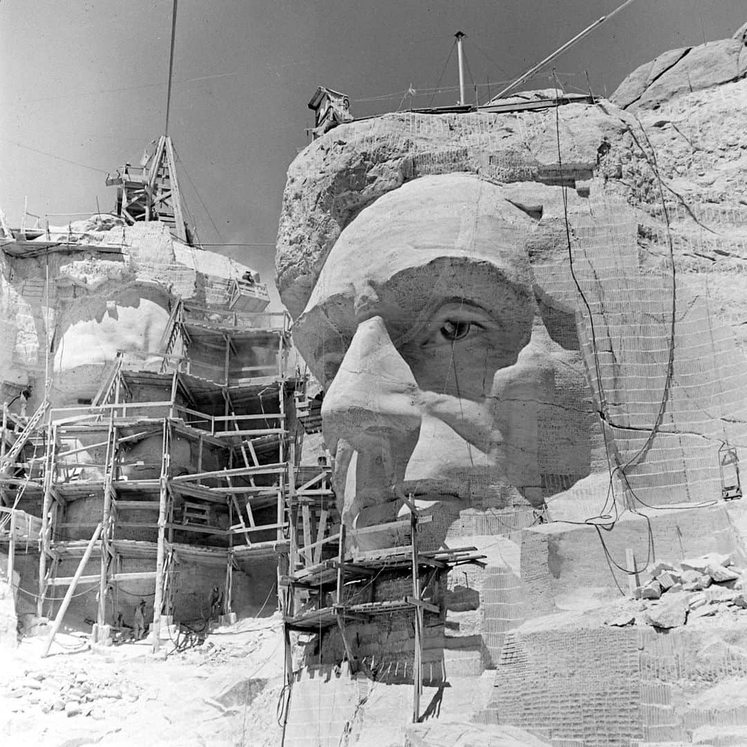 lifeさんのインスタグラム写真 - (lifeInstagram)「On this day in History - October 31, 1941, Mount Rushmore National Memorial was declared a completed project.   Beginning on October 4, 1927, four hundred workers sculpted the colossal 60-foot-high carvings of US Presidents George Washington, Thomas Jefferson, Theodore Roosevelt, and Abraham Lincoln to represent the first 150 years of American history.   (📷 Alfred Eisenstaedt/LIFE Picture Collection)   #LIFEMagazine #LIFEArchive #LIFEPictureCollection #AlfredEisenstaedt #MountRushmore #1940s #USHistory」11月1日 4時30分 - life