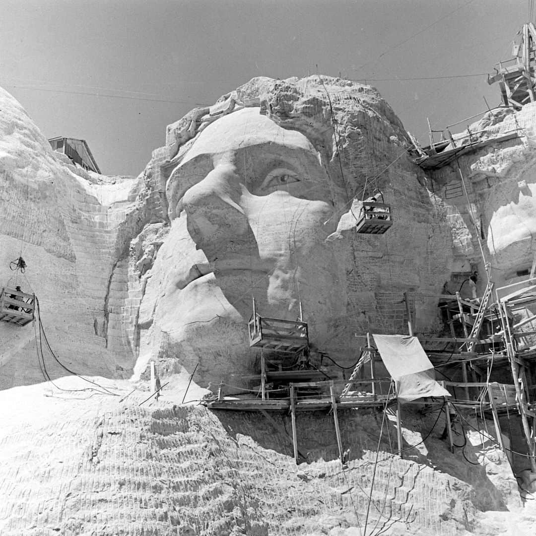 lifeさんのインスタグラム写真 - (lifeInstagram)「On this day in History - October 31, 1941, Mount Rushmore National Memorial was declared a completed project.   Beginning on October 4, 1927, four hundred workers sculpted the colossal 60-foot-high carvings of US Presidents George Washington, Thomas Jefferson, Theodore Roosevelt, and Abraham Lincoln to represent the first 150 years of American history.   (📷 Alfred Eisenstaedt/LIFE Picture Collection)   #LIFEMagazine #LIFEArchive #LIFEPictureCollection #AlfredEisenstaedt #MountRushmore #1940s #USHistory」11月1日 4時30分 - life