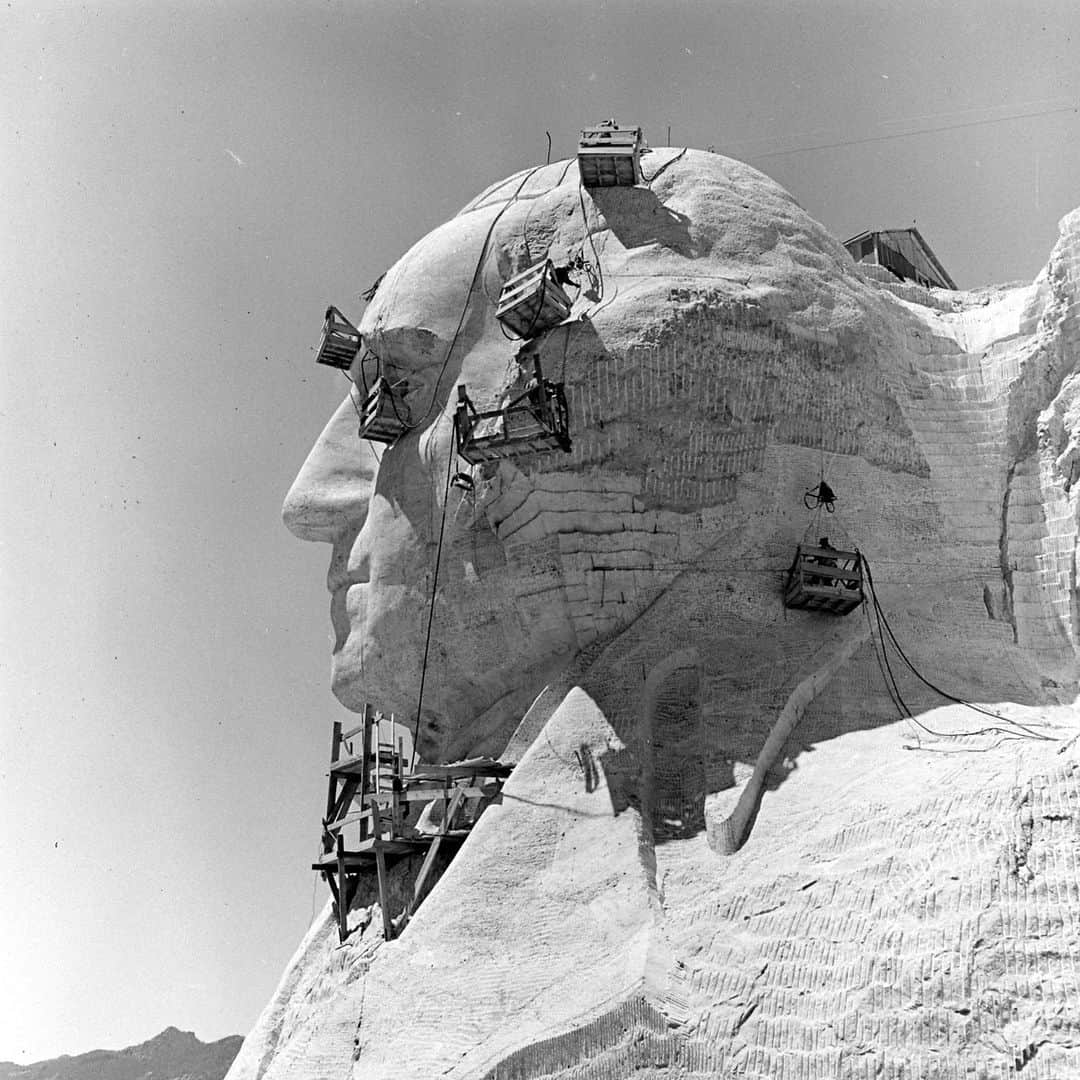 lifeのインスタグラム：「On this day in History - October 31, 1941, Mount Rushmore National Memorial was declared a completed project.   Beginning on October 4, 1927, four hundred workers sculpted the colossal 60-foot-high carvings of US Presidents George Washington, Thomas Jefferson, Theodore Roosevelt, and Abraham Lincoln to represent the first 150 years of American history.   (📷 Alfred Eisenstaedt/LIFE Picture Collection)   #LIFEMagazine #LIFEArchive #LIFEPictureCollection #AlfredEisenstaedt #MountRushmore #1940s #USHistory」