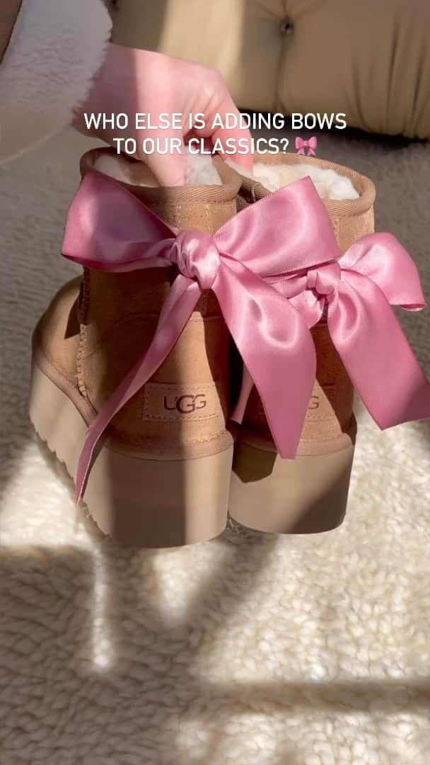 アグのインスタグラム：「The girlies love 🎀. Keep the videos coming, we 💖 to see it.   Trend by @mel.amartinez   #UGG #FeelsLikeUGG #BowTrend #UggBows #UggPlatforms」